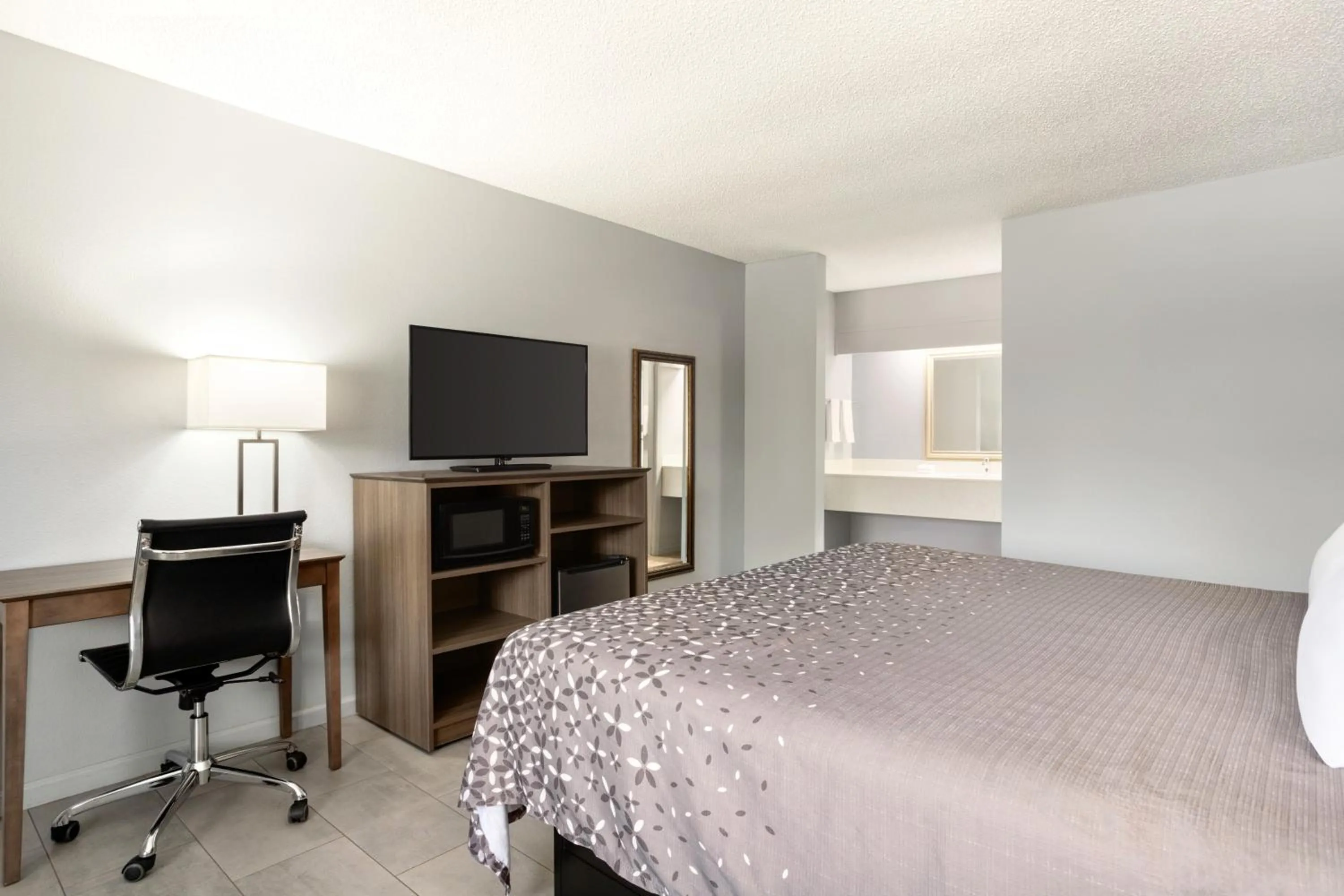 Photo of the whole room, Bed in Home Inn & Suites