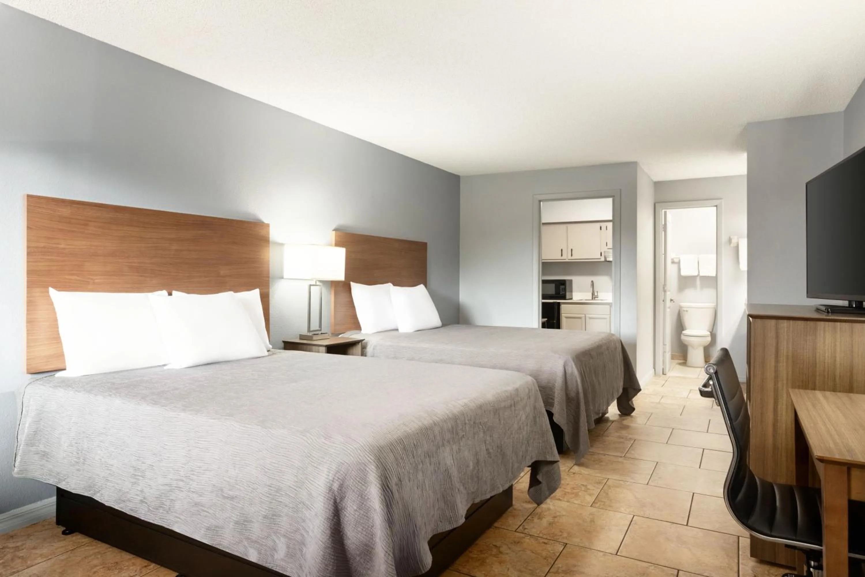 Photo of the whole room, Bed in Home Inn & Suites