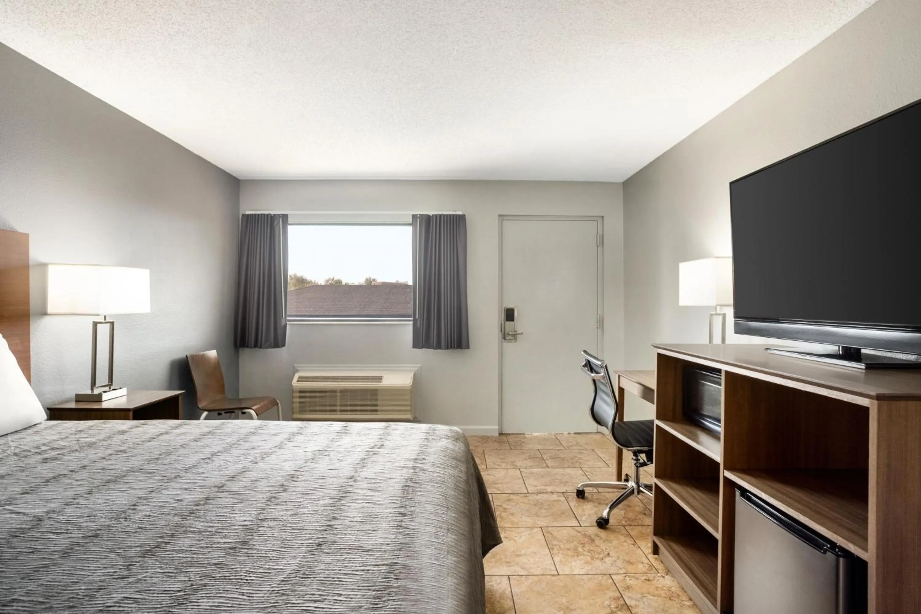 Photo of the whole room, Bed in Home Inn & Suites