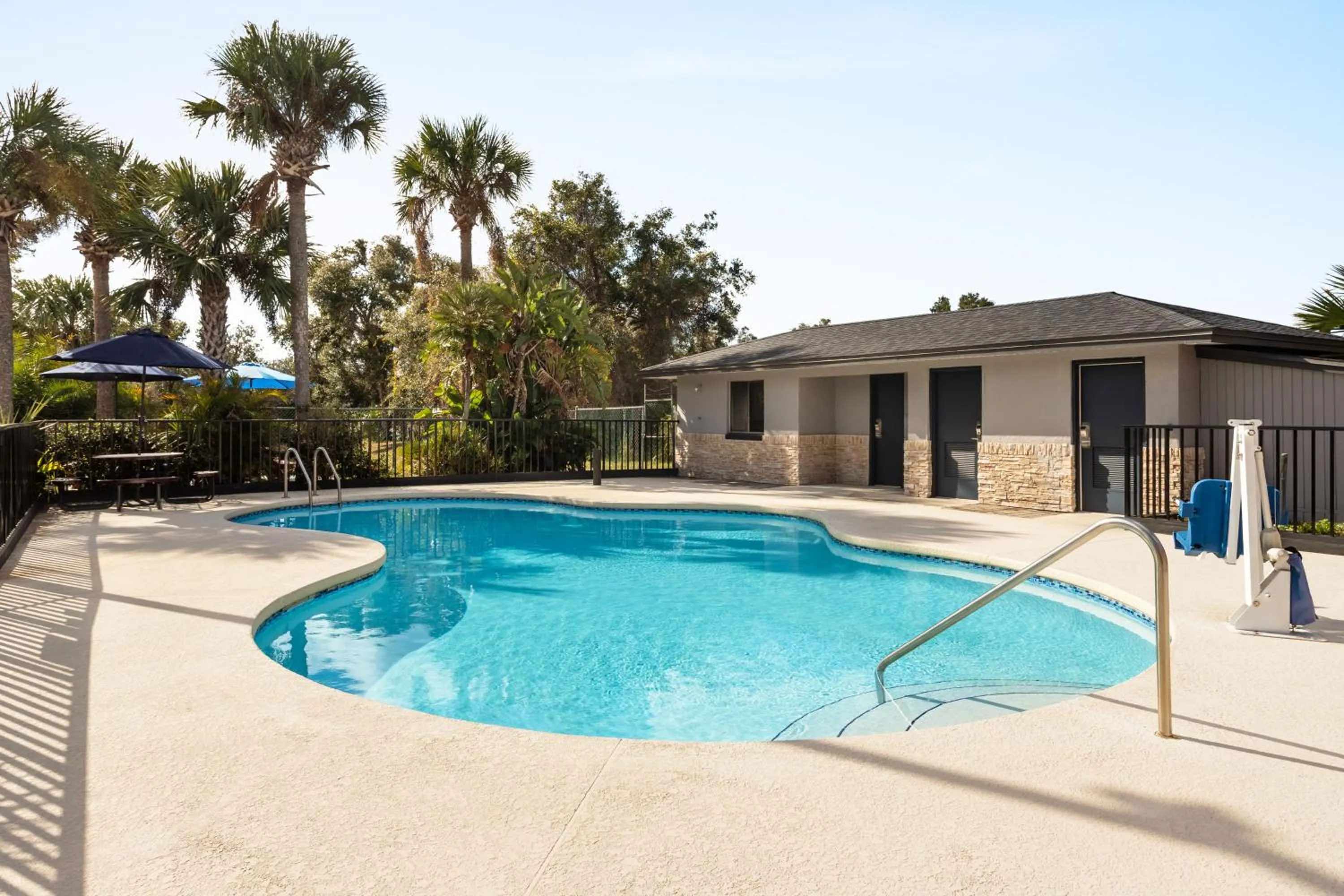 Swimming pool in Home Inn & Suites