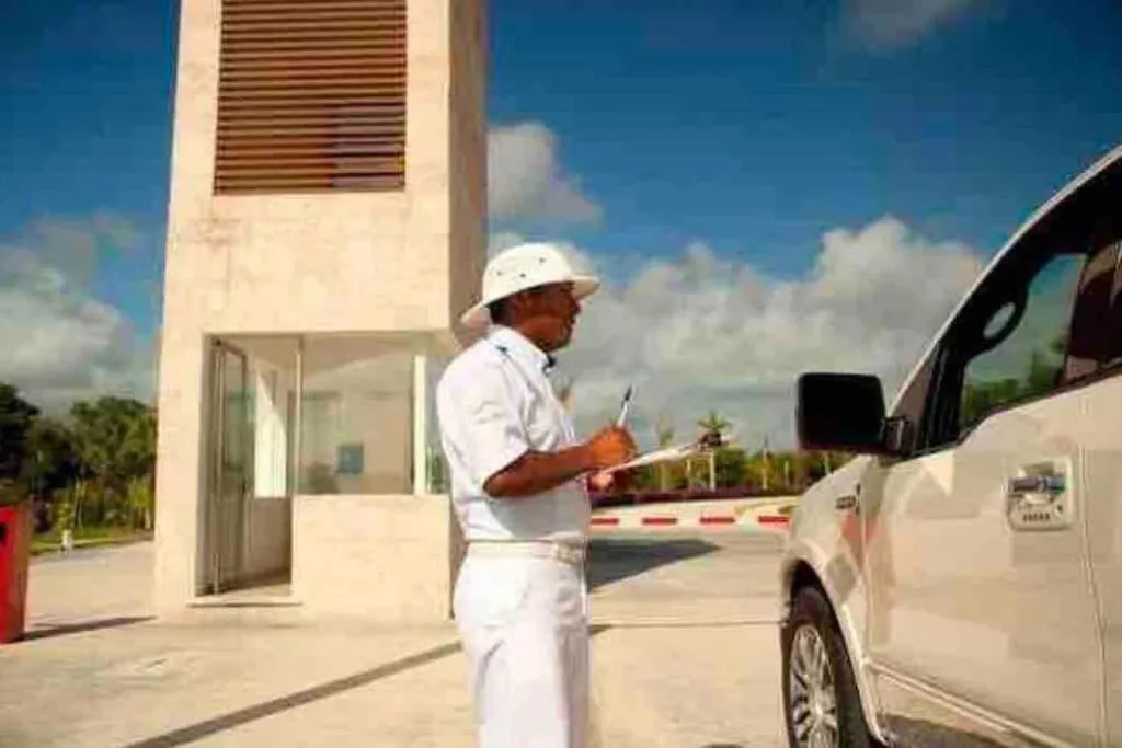 Parking in Luxury Apartment with M Benz and & Driver Included