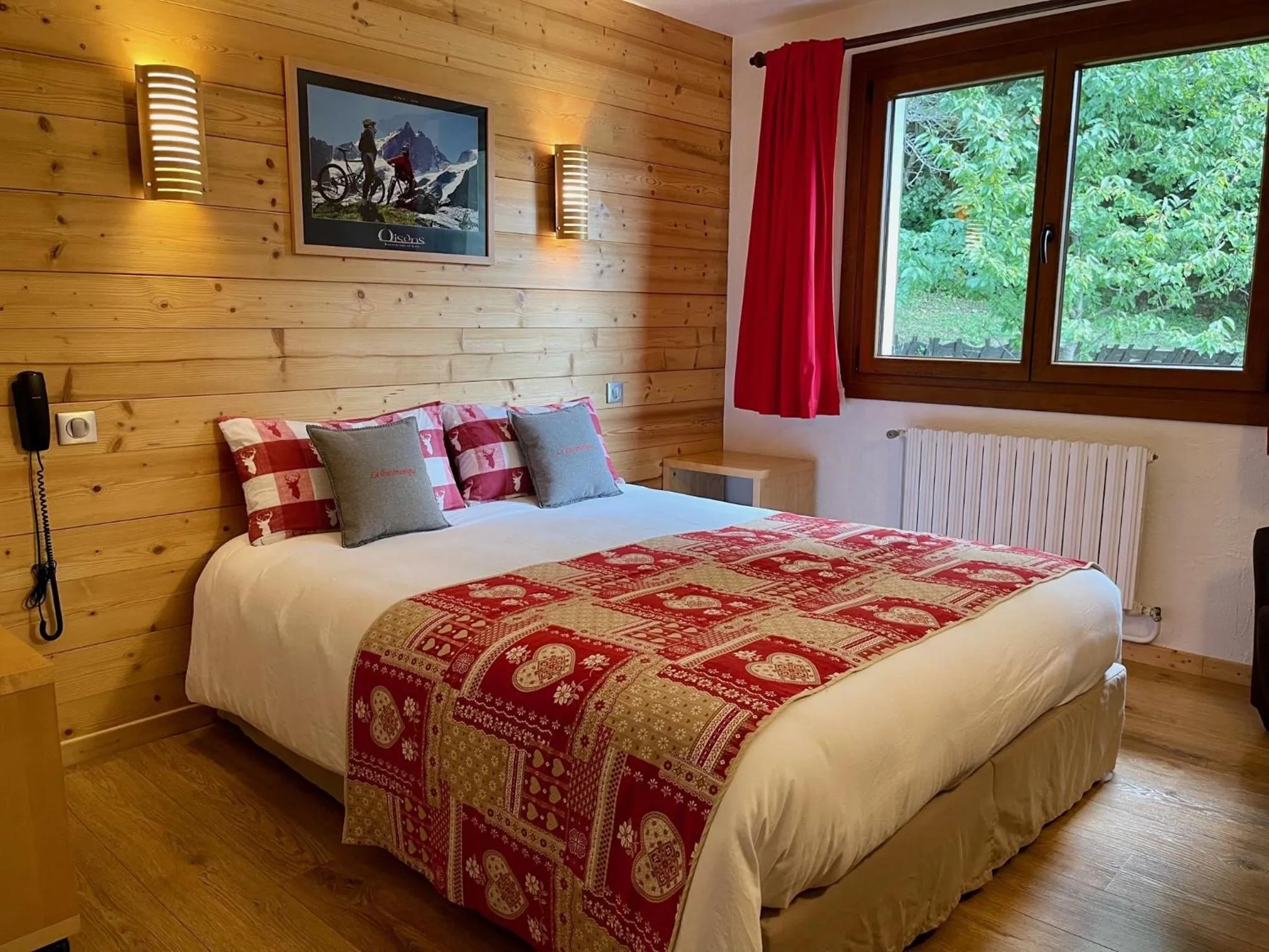 Photo of the whole room, Bed in Hôtel Chalet Le Panoramique