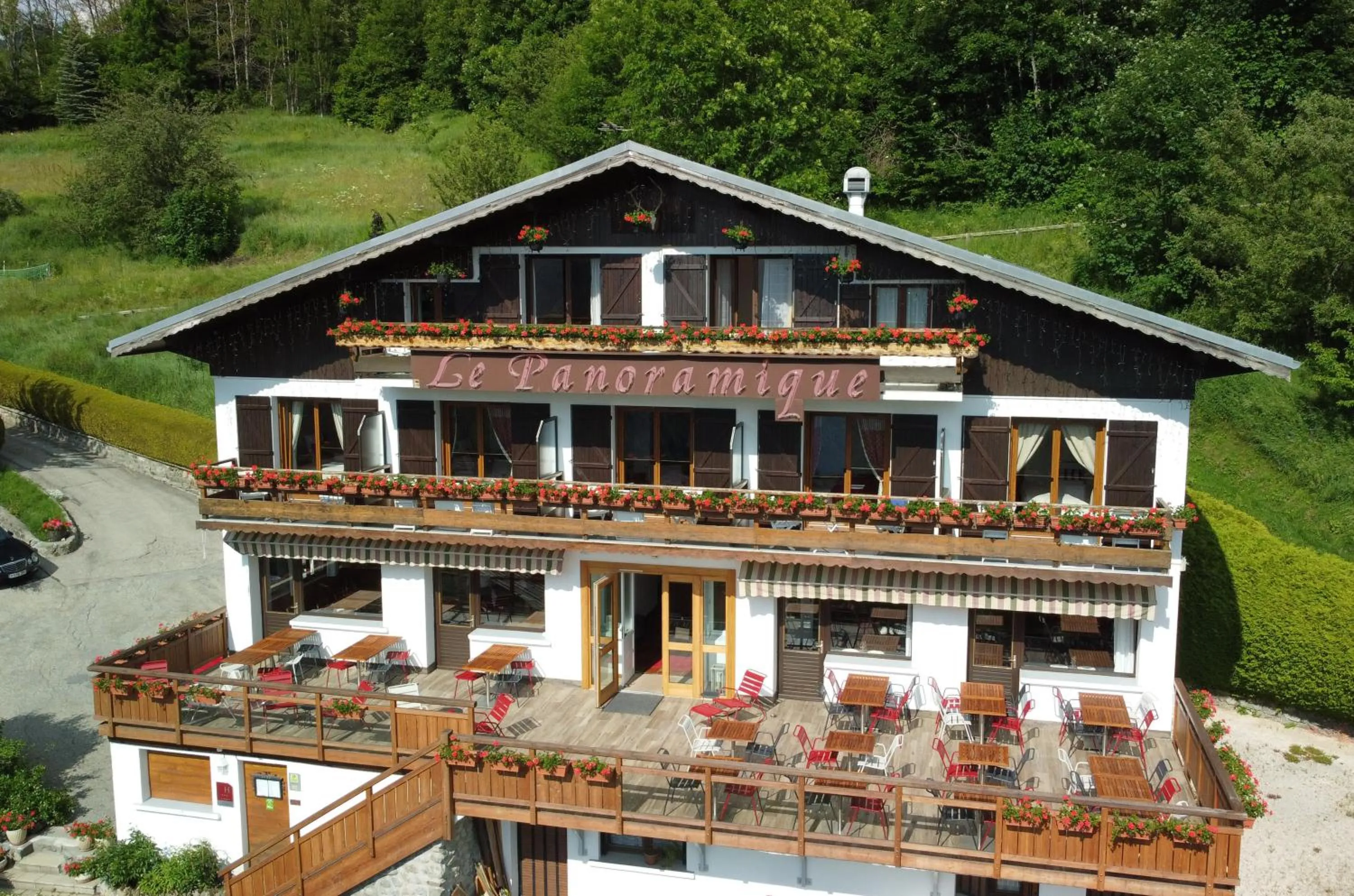 Property building in Hôtel Chalet Le Panoramique