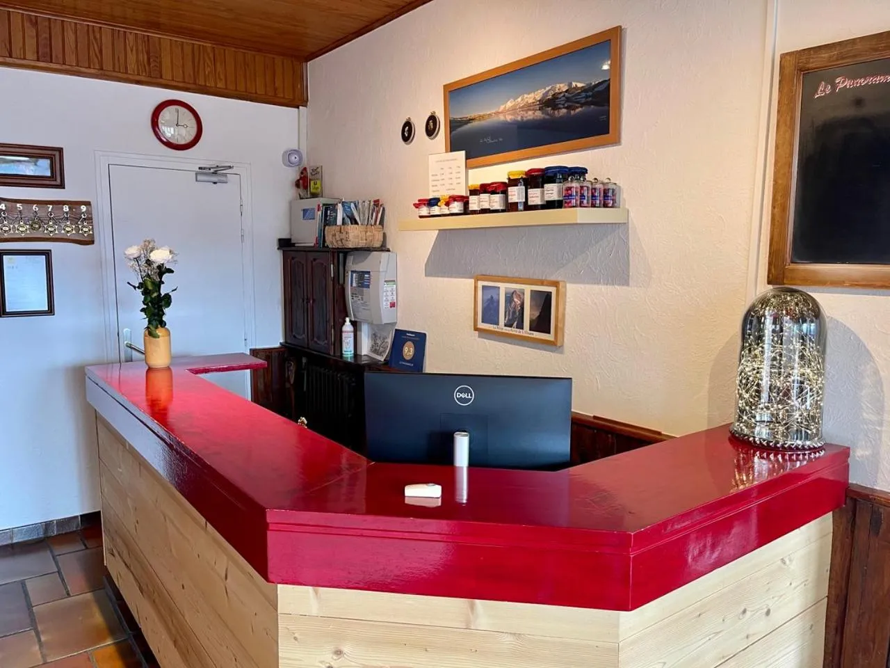 Lobby or reception in Hôtel Chalet Le Panoramique