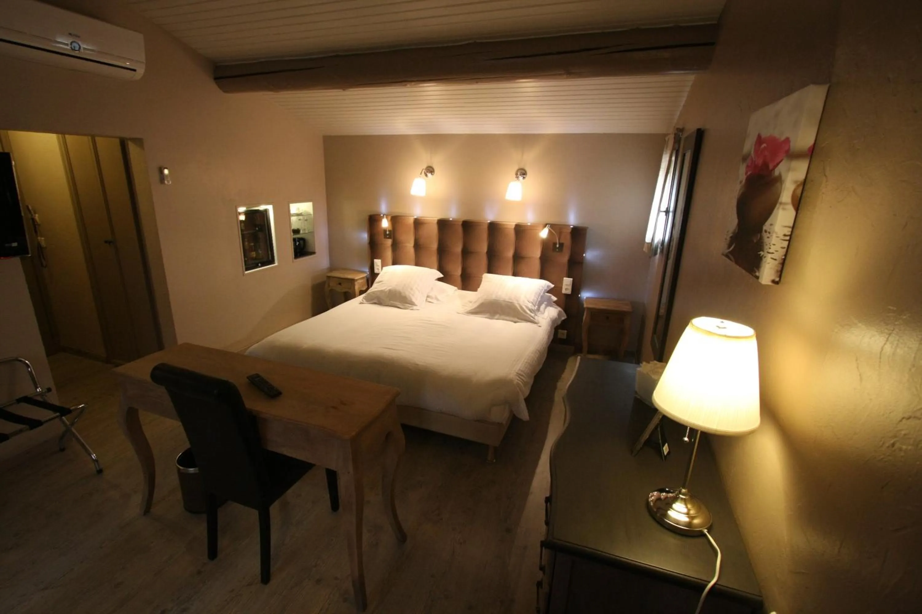 Photo of the whole room, Bed in Hotel Van Gogh