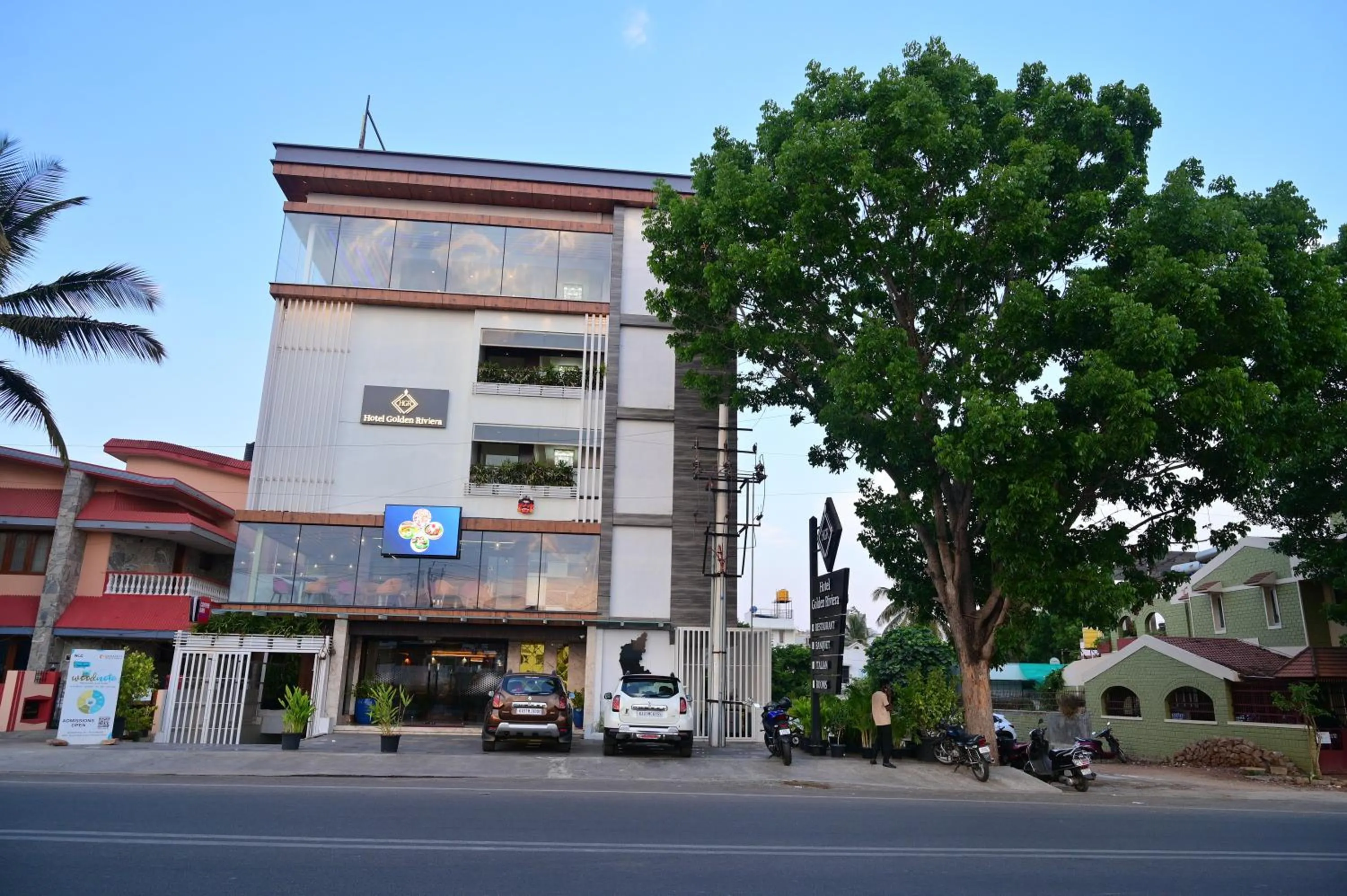 Property building in Hotel Golden Riviera