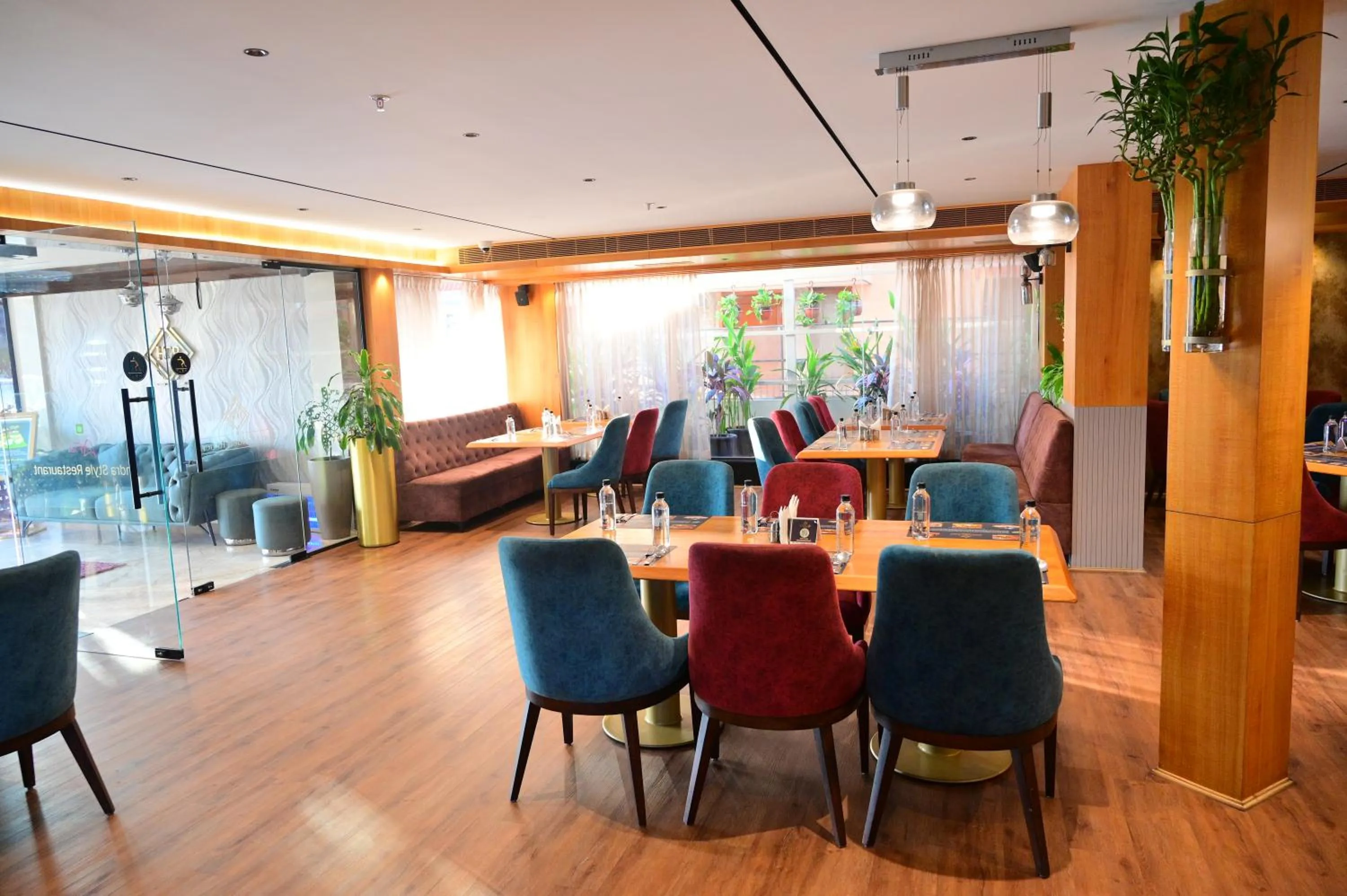 Restaurant/places to eat in Hotel Golden Riviera