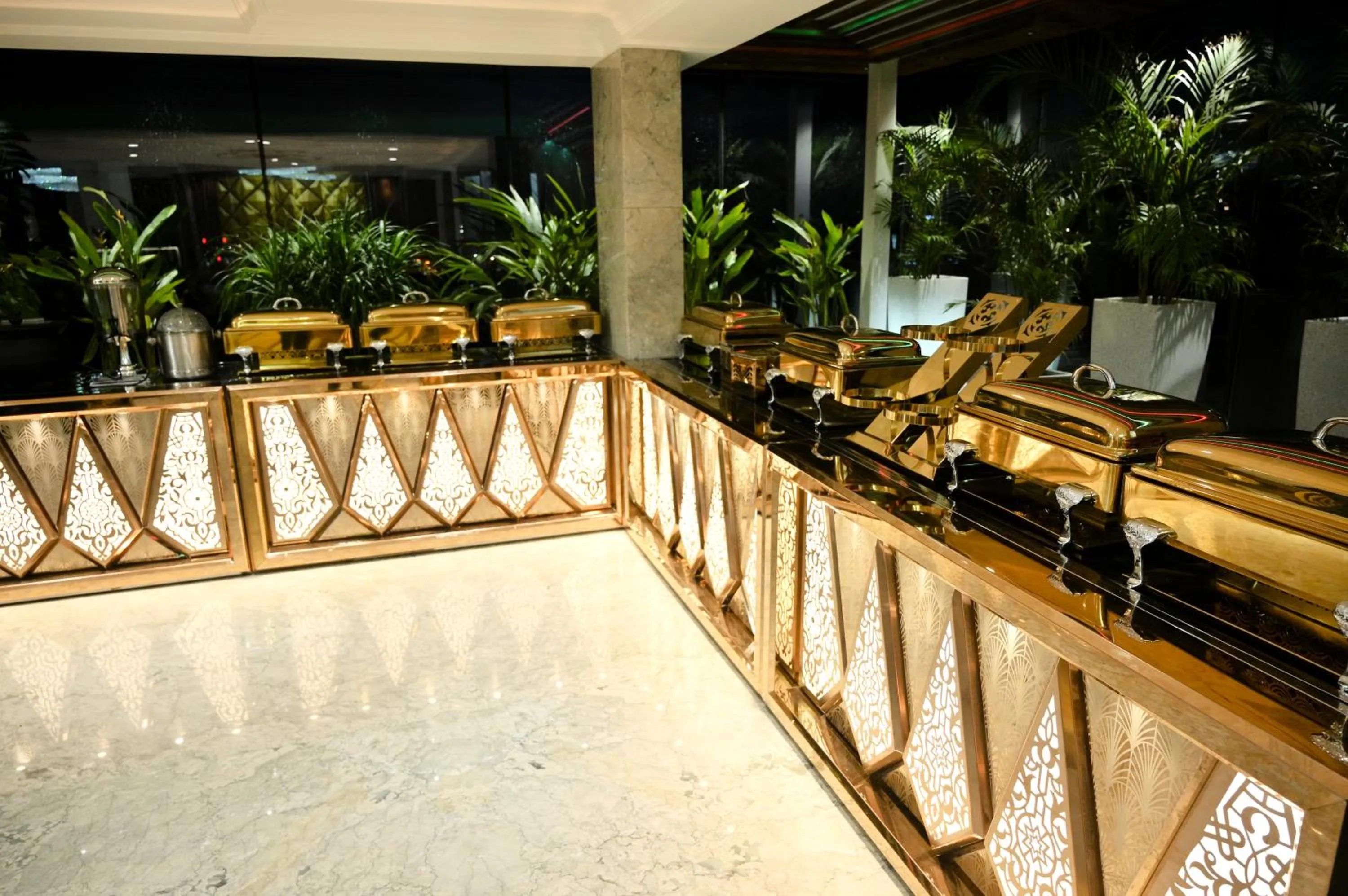 Restaurant/places to eat in Hotel Golden Riviera