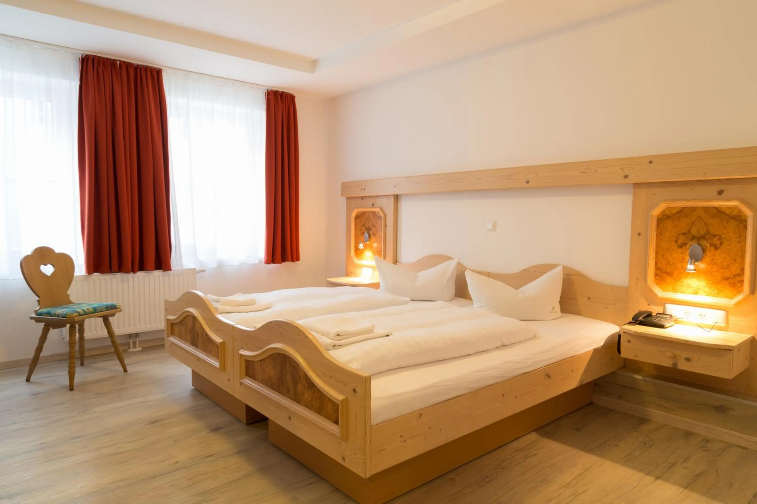 Shower, Bed in Hotel Krone