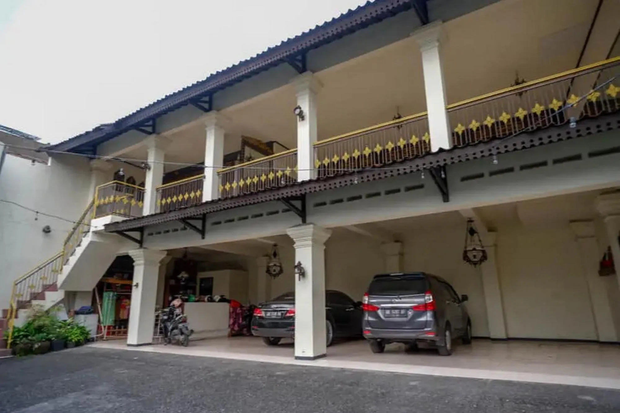 Parking in Cakra Homestay Solo Mitra RedDoorz