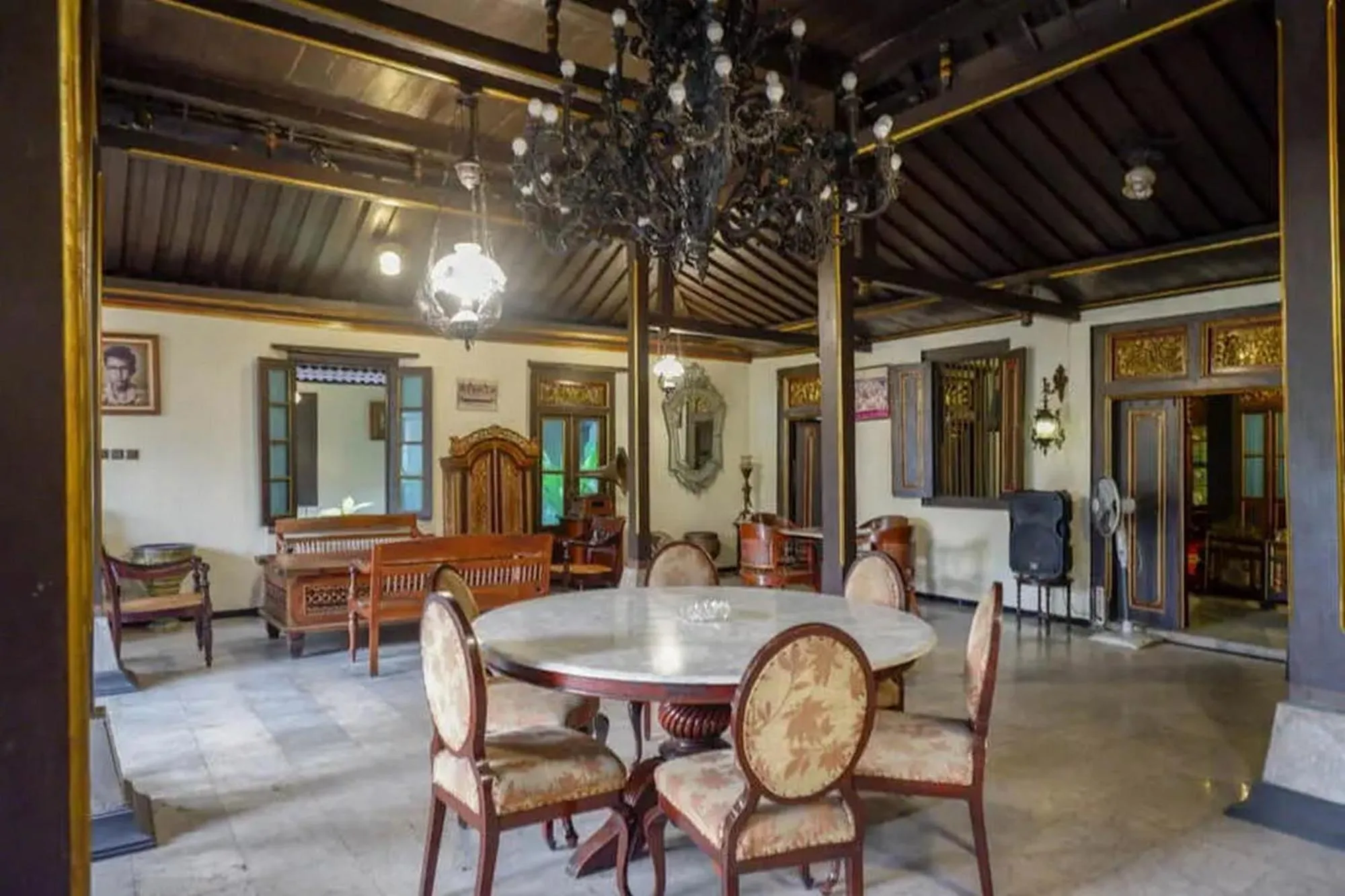 Seating area in Cakra Homestay Solo Mitra RedDoorz