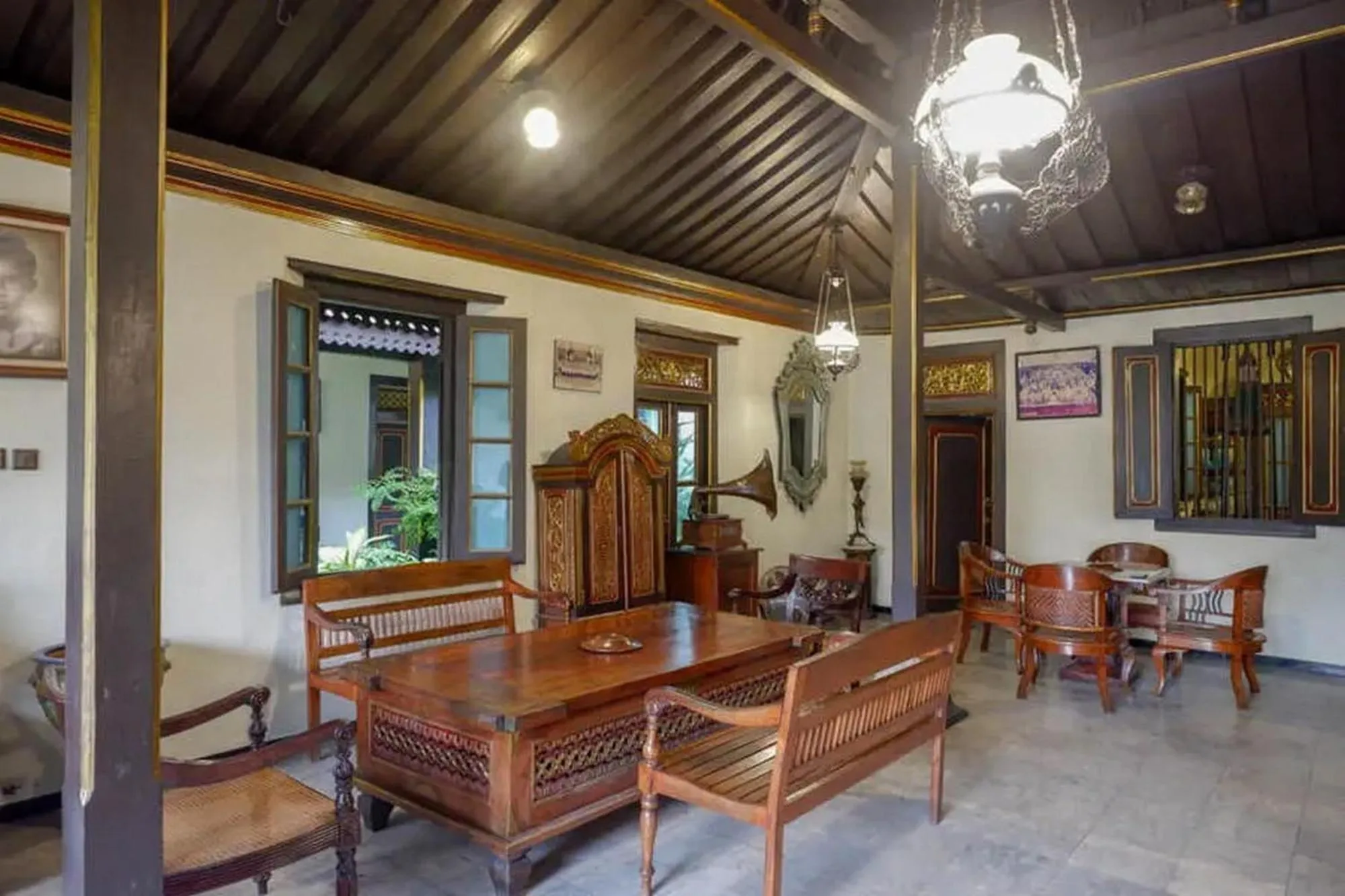 Seating area in Cakra Homestay Solo Mitra RedDoorz