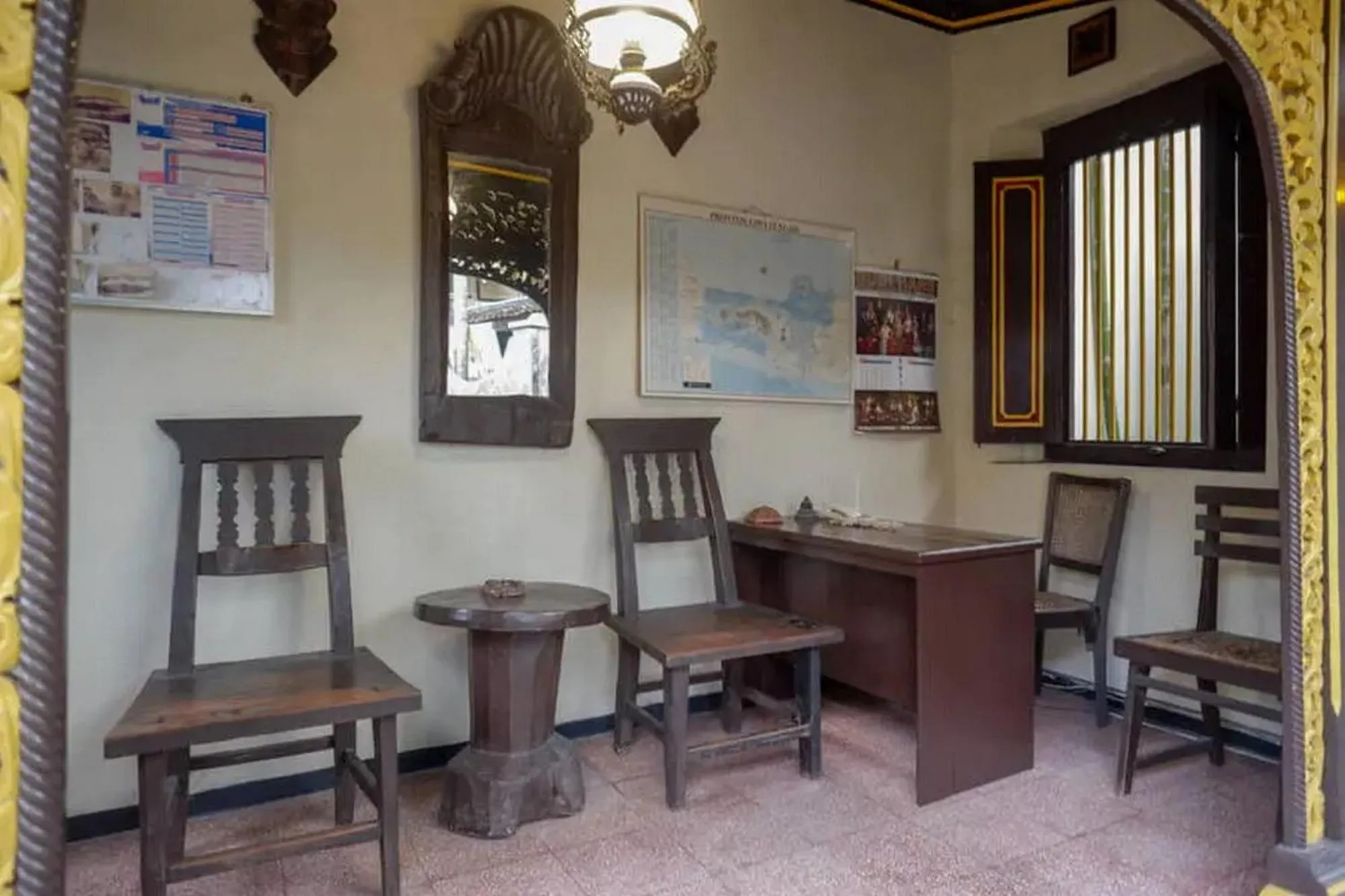 Seating area in Cakra Homestay Solo Mitra RedDoorz