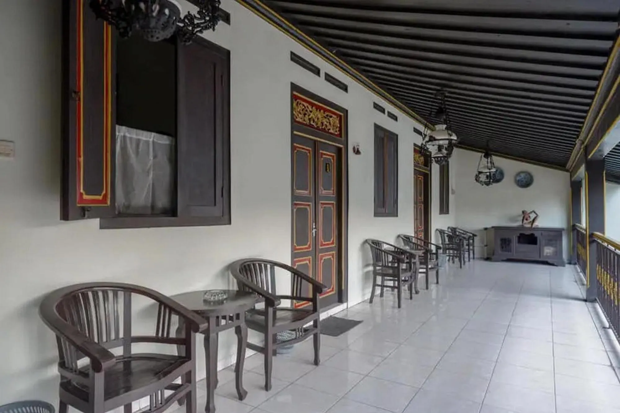 Seating area in Cakra Homestay Solo Mitra RedDoorz
