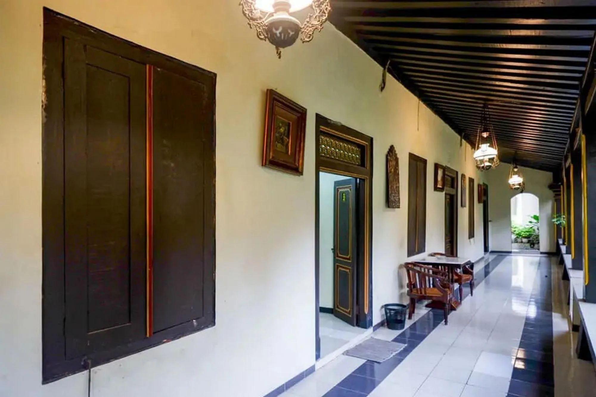 Seating area in Cakra Homestay Solo Mitra RedDoorz