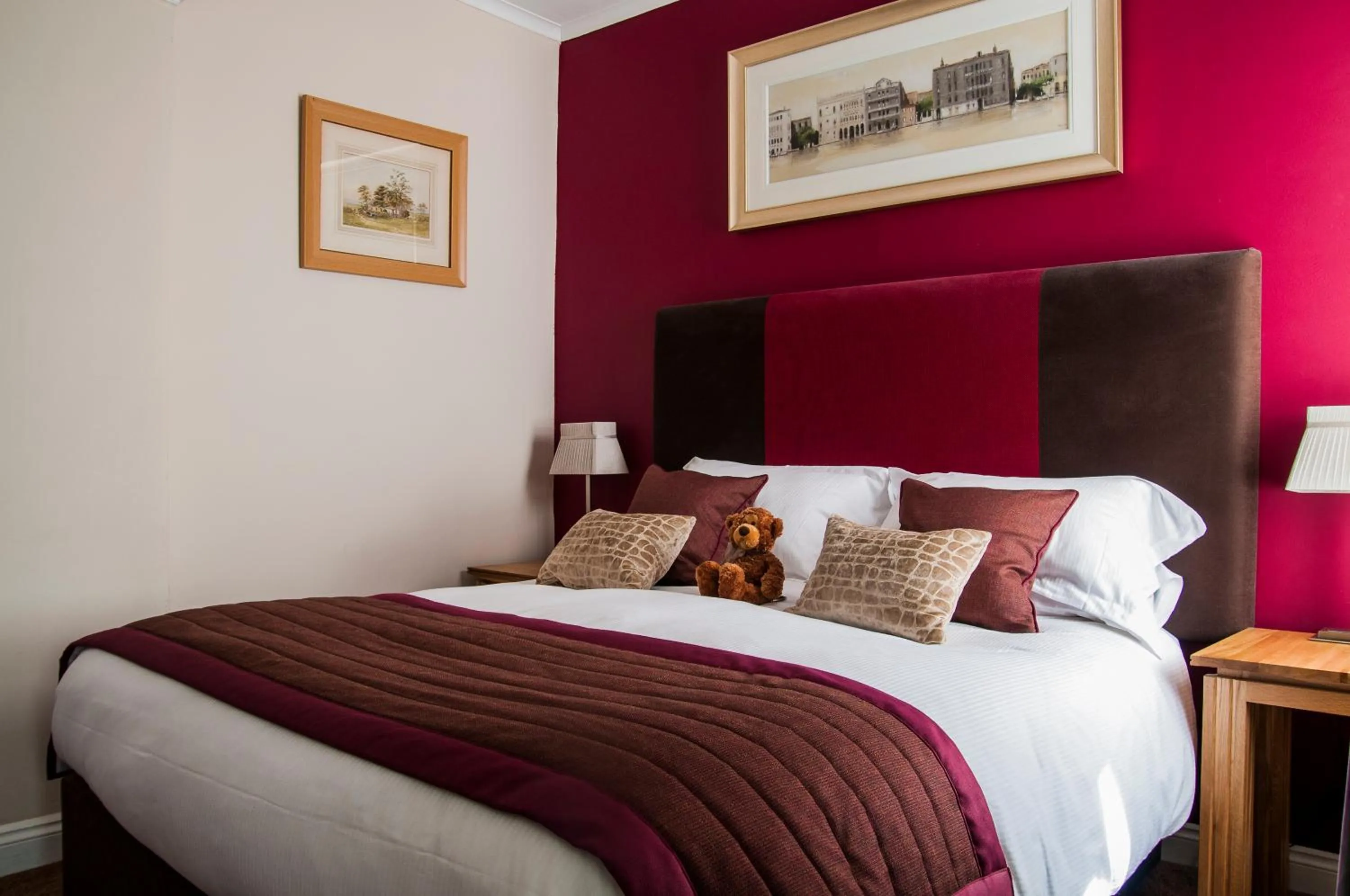 Photo of the whole room, Bed in Clarence Court Hotel