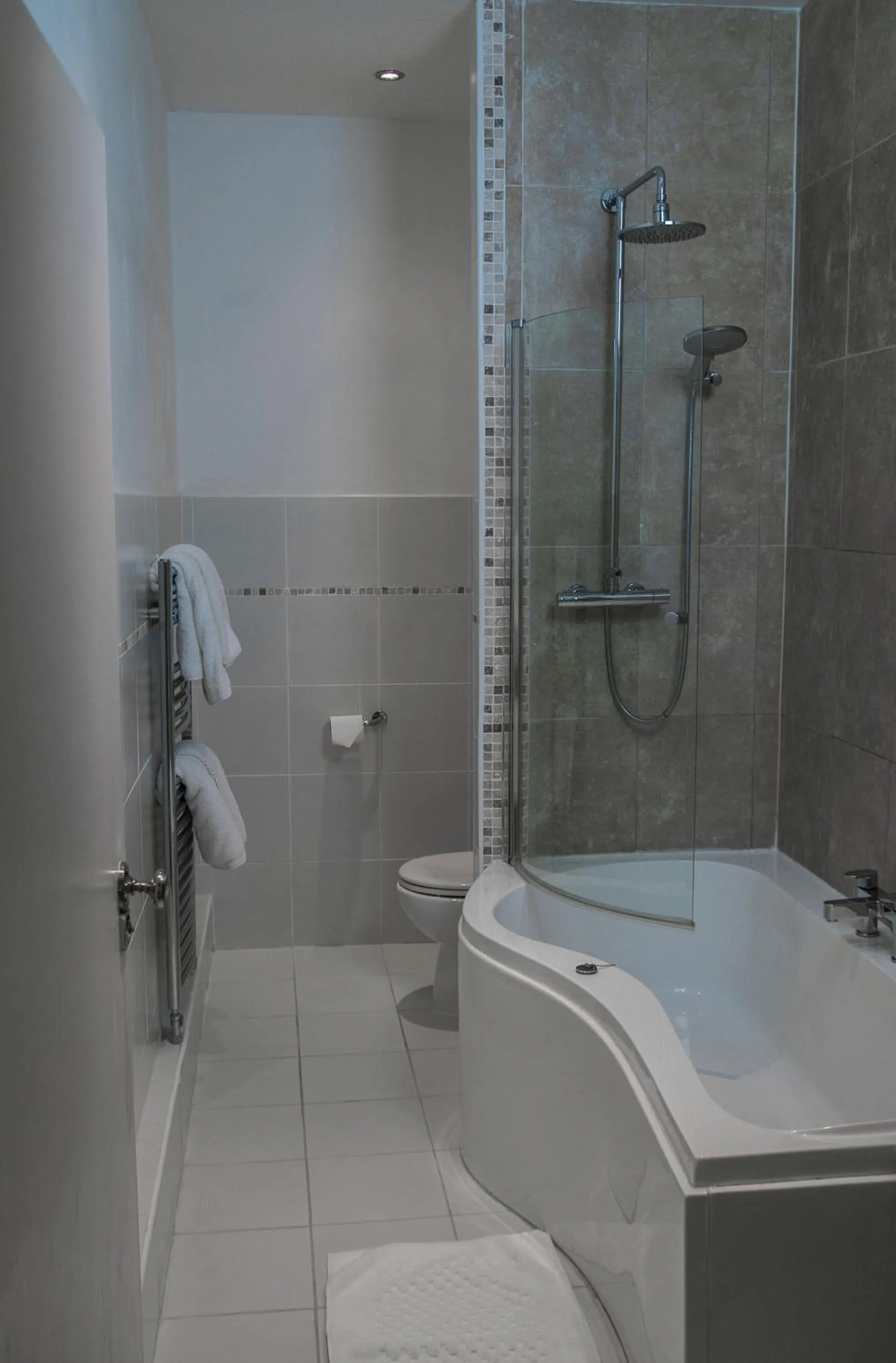 Bathroom in Clarence Court Hotel