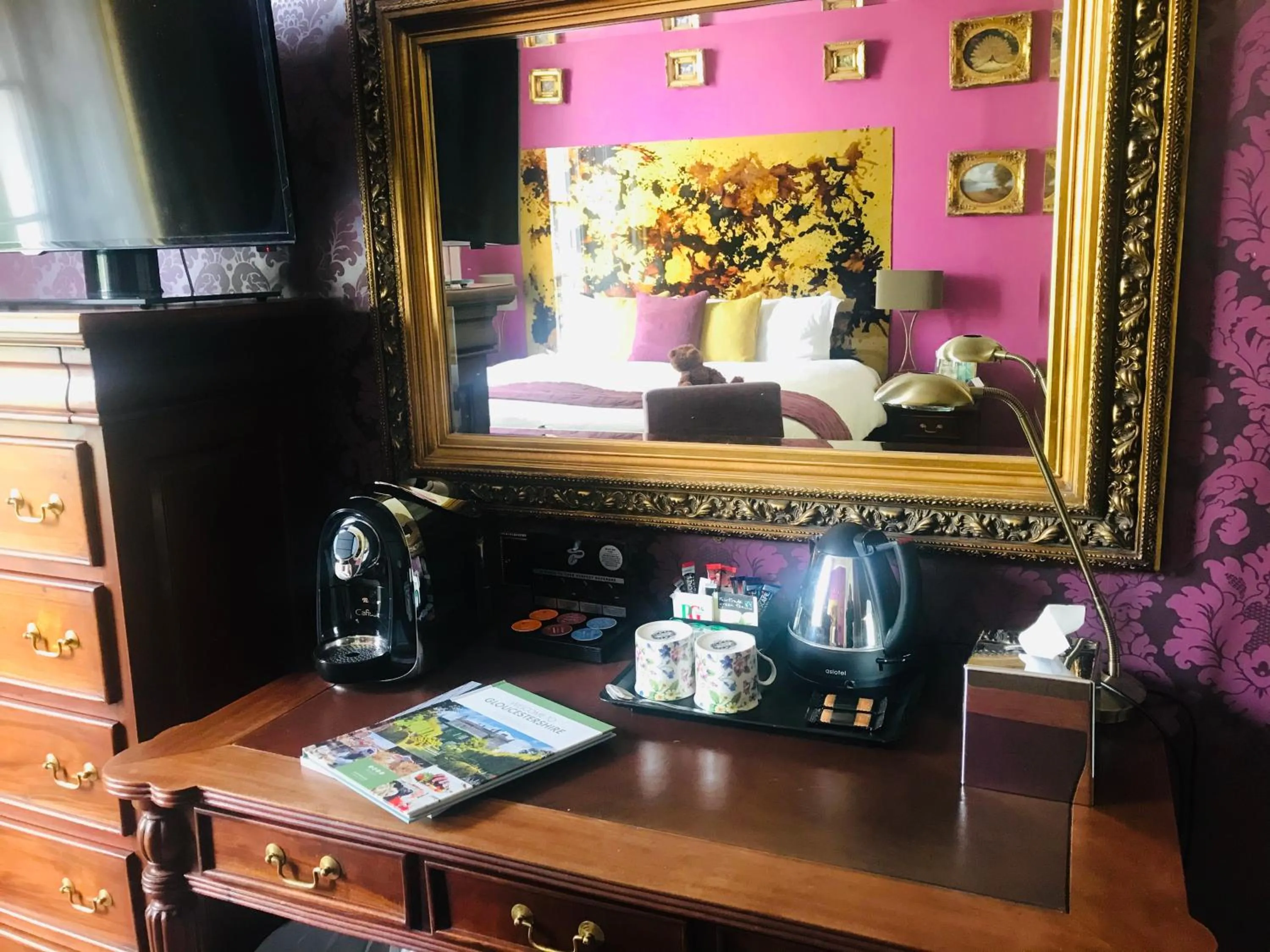 Coffee/tea facilities in Clarence Court Hotel