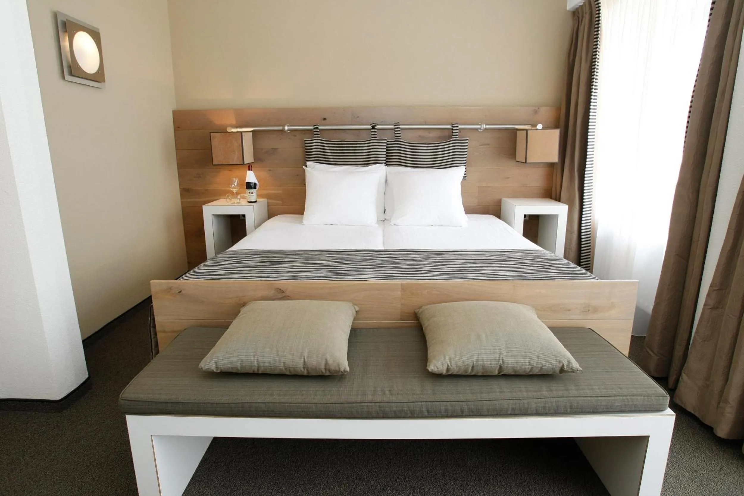 Bed in WestCord Strandhotel Seeduyn