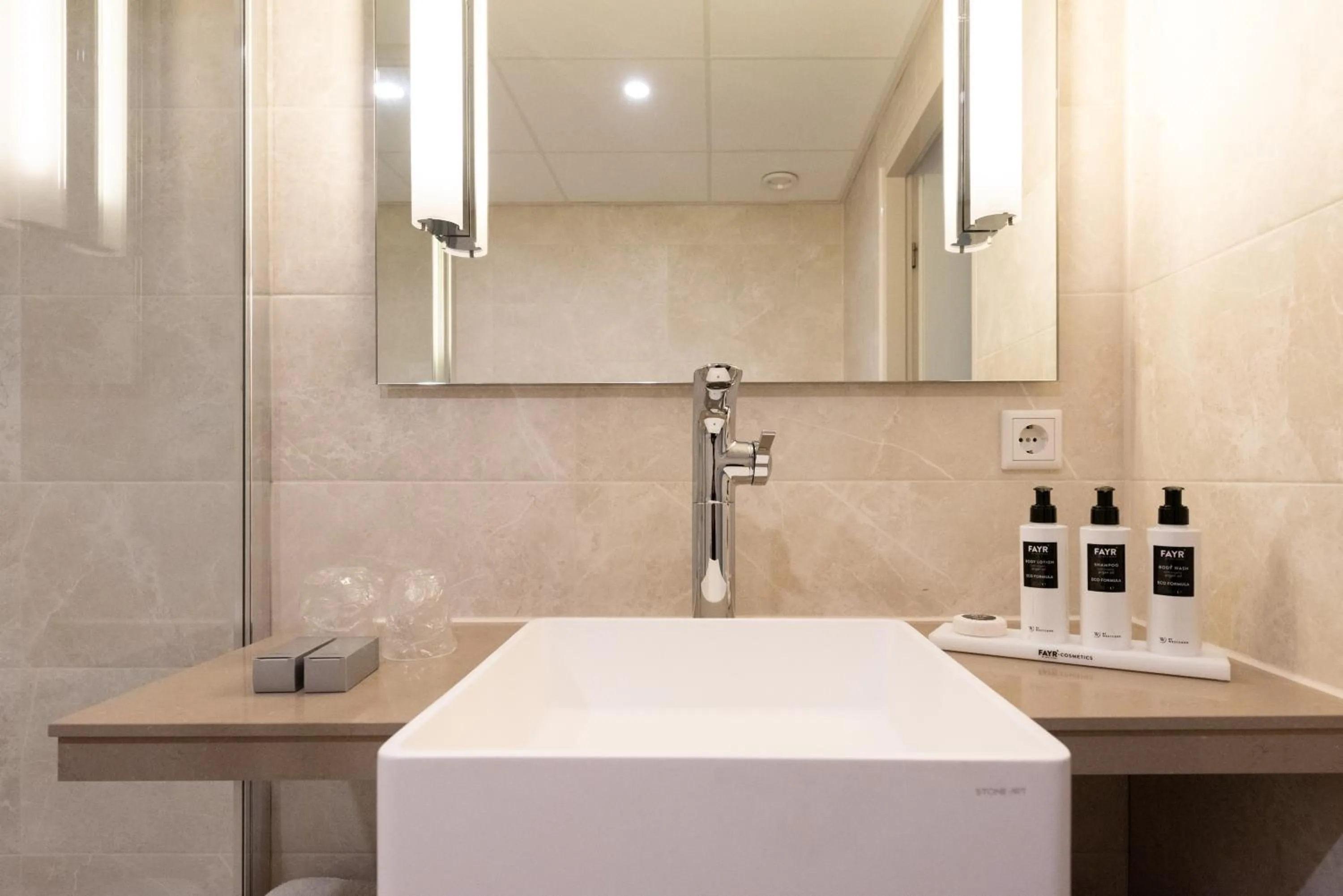 Shower in WestCord Strandhotel Seeduyn