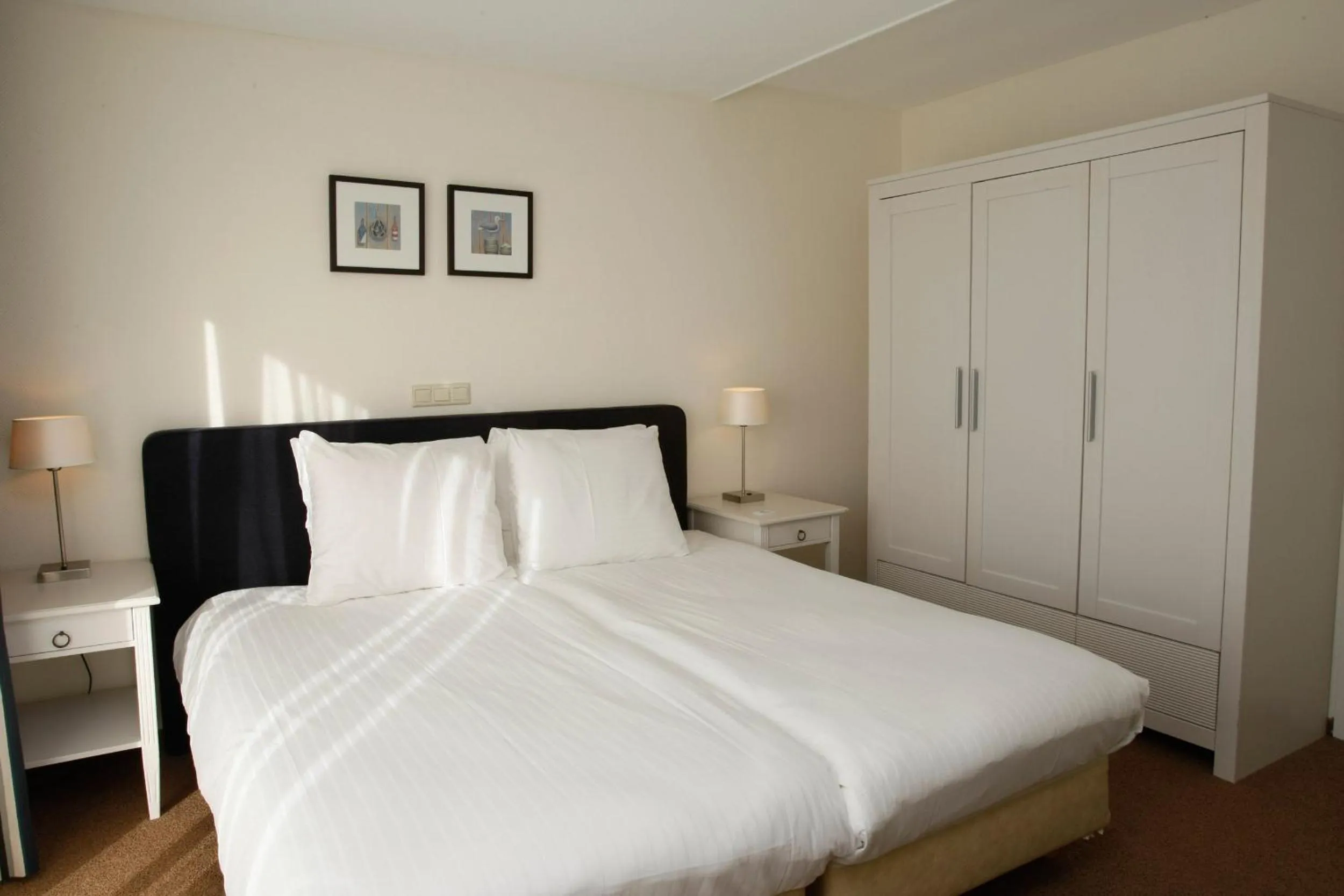 Bedroom, Bed in WestCord Strandhotel Seeduyn