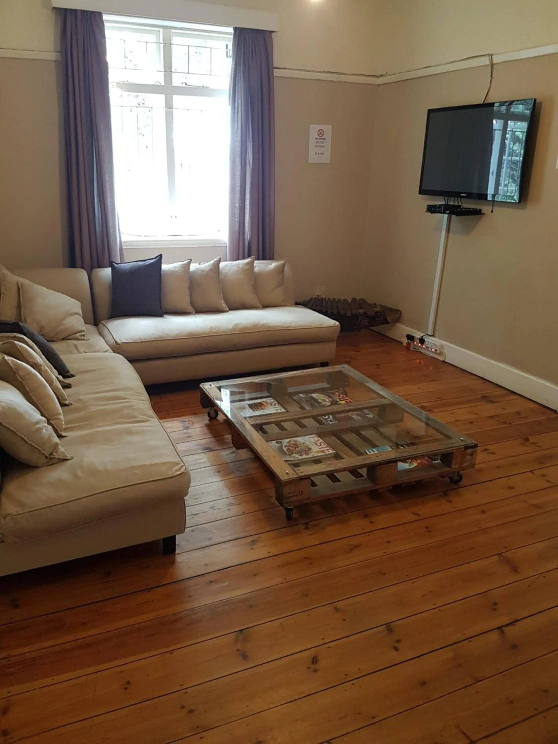 Living room in Oasis Shanti Backpackers