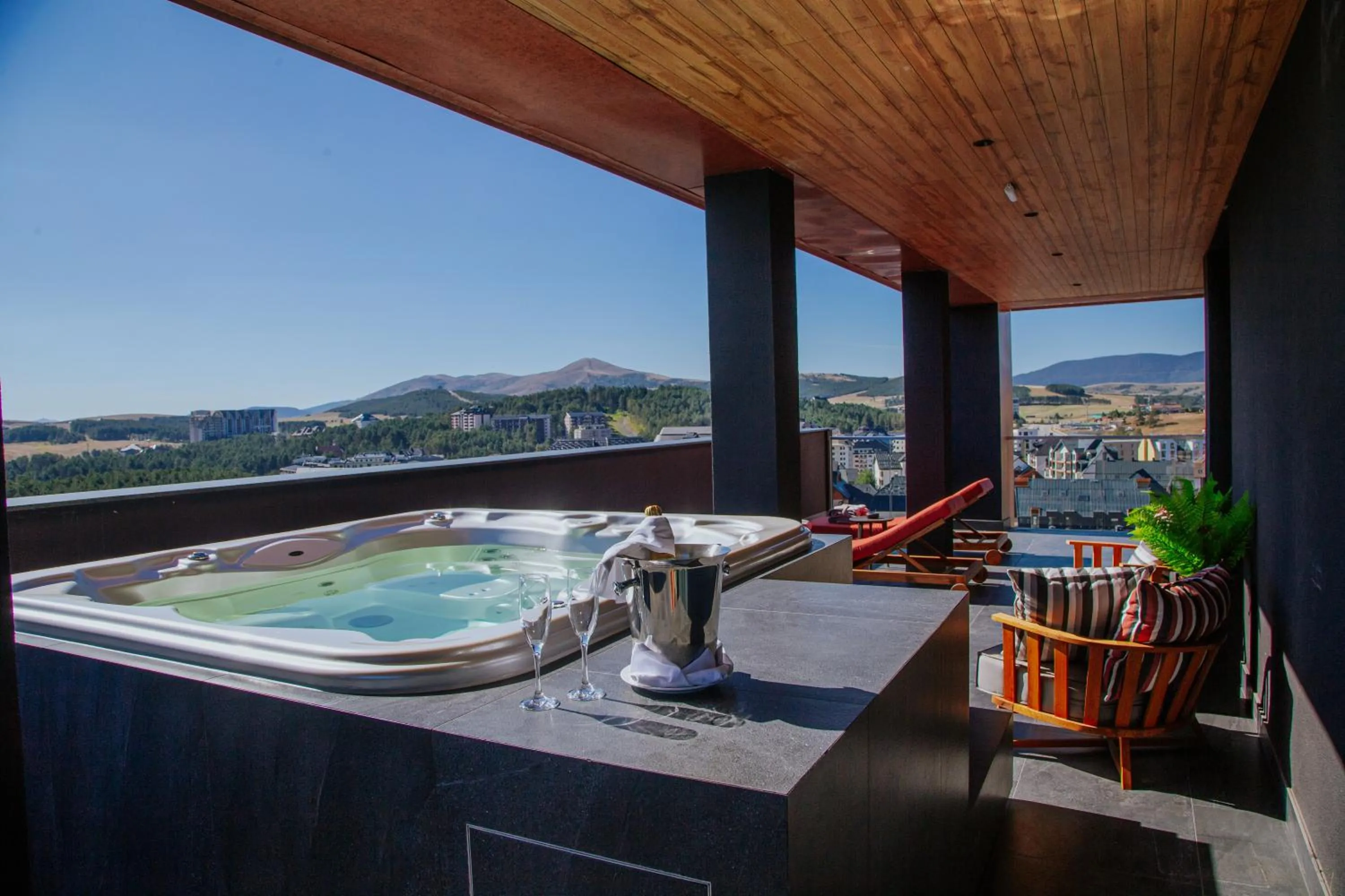 Hot Tub in Bor Hotel by Karisma