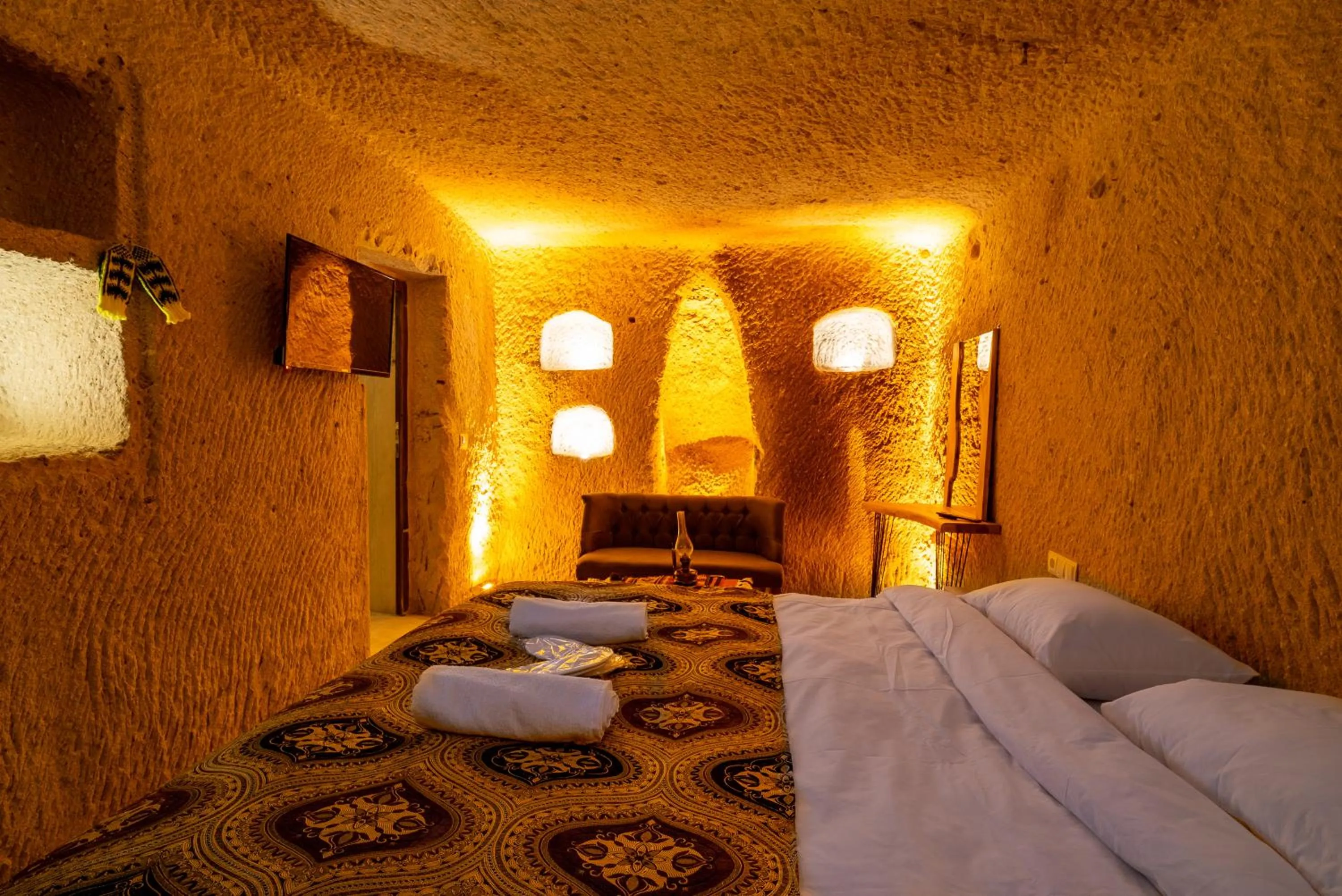 Photo of the whole room, Bed in Cappadocia Snora Cave