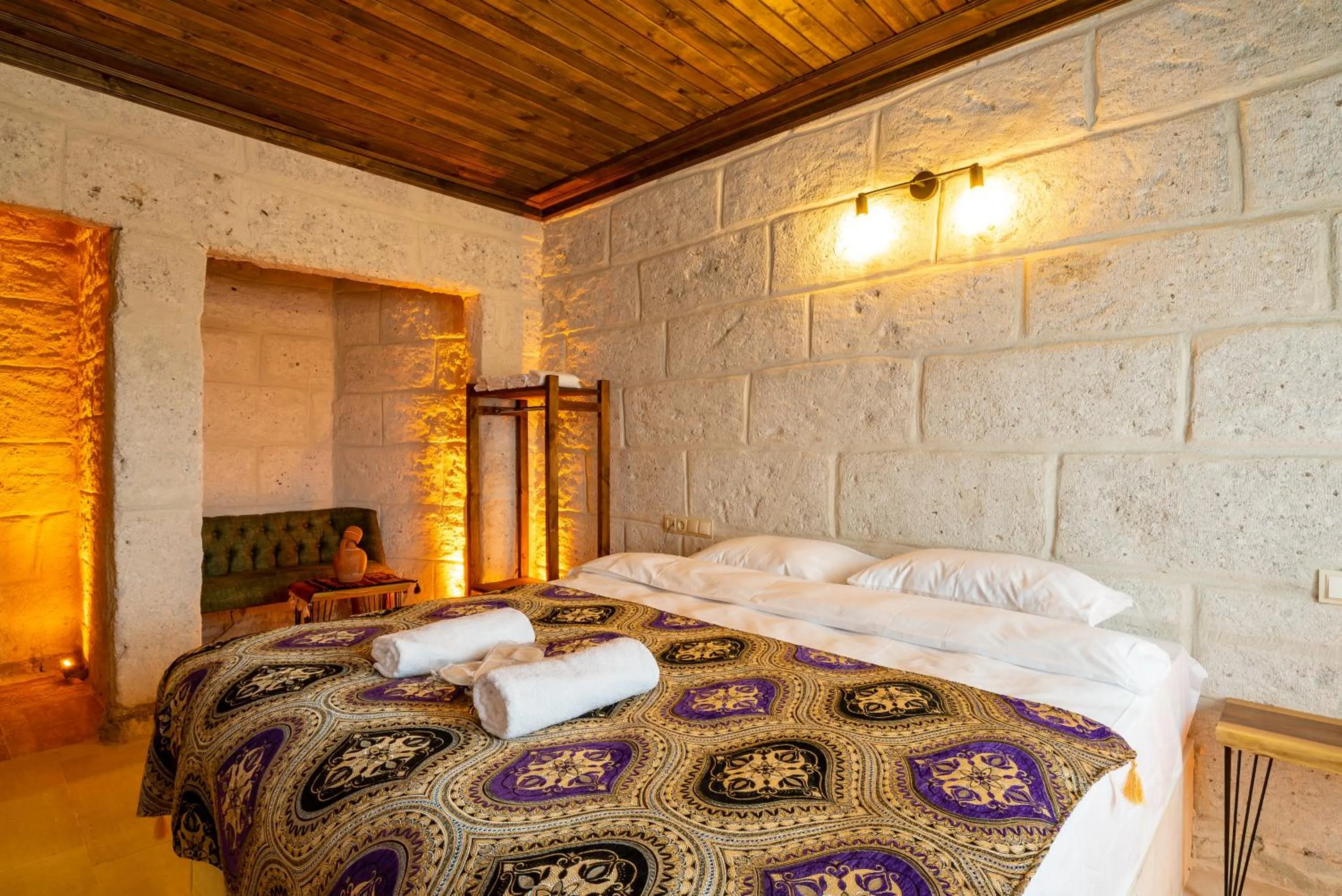Photo of the whole room, Bed in Cappadocia Snora Cave