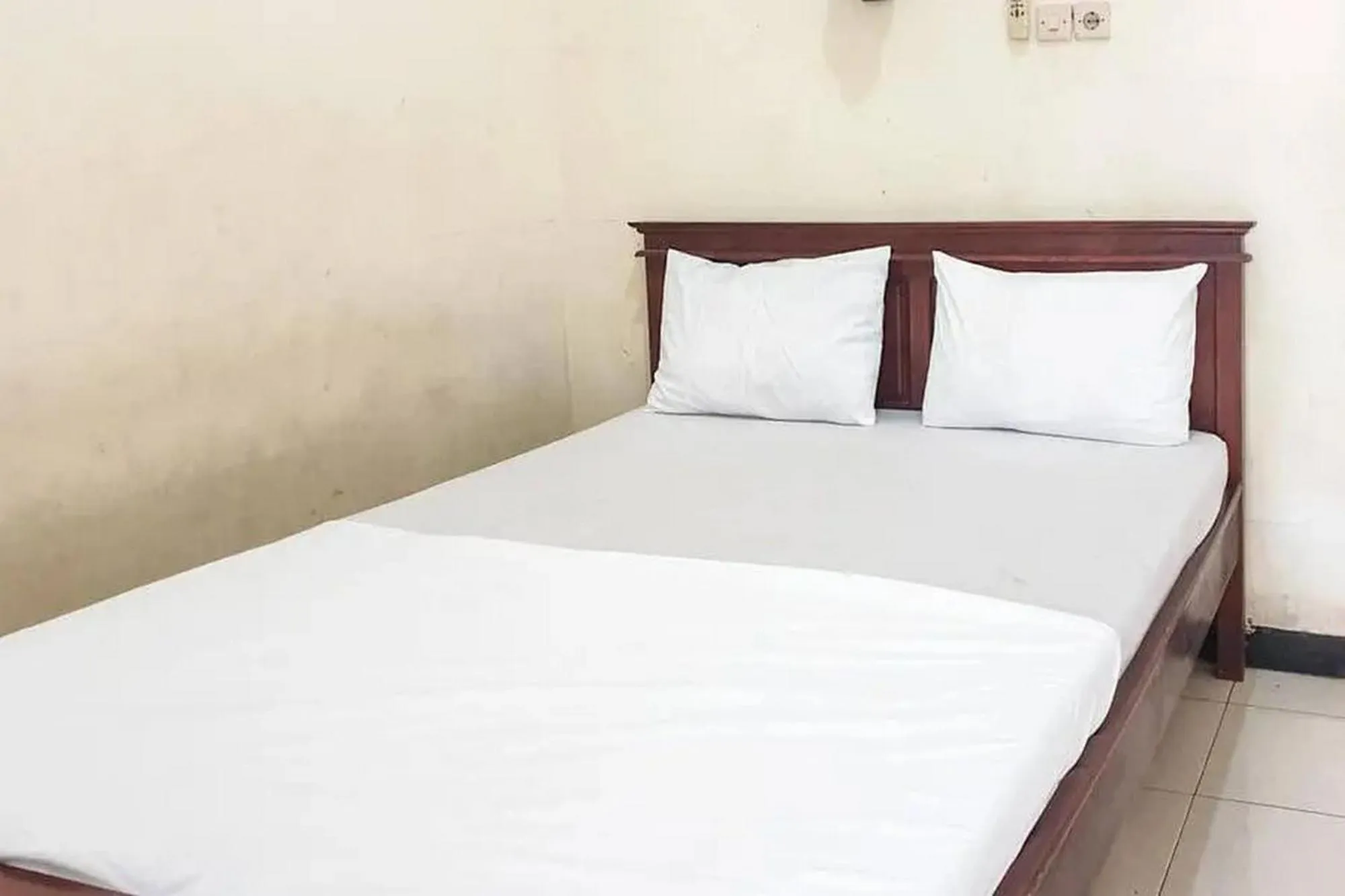 Bed in Penginapan Sinar Harapan near GOR Mastrip Probolinggo