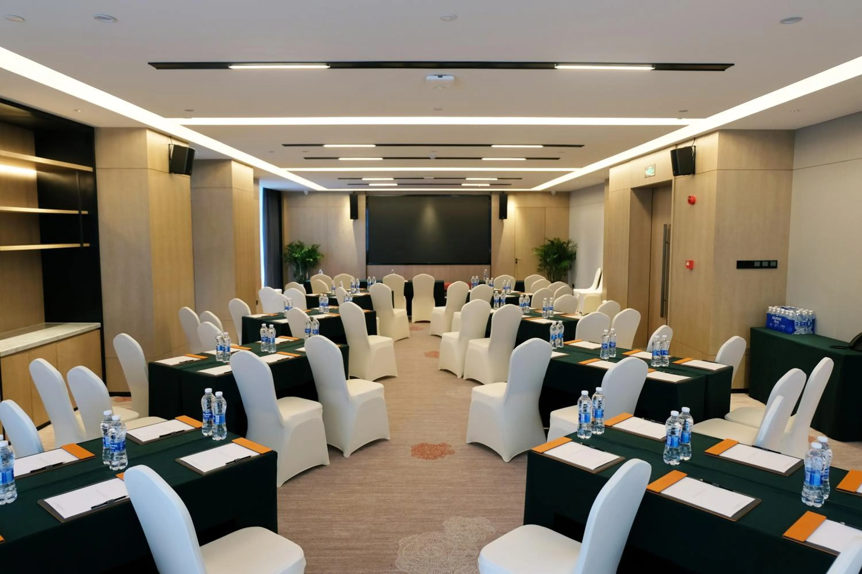 Meeting/conference room in Howard Johnson Airport Hotel Changsha
