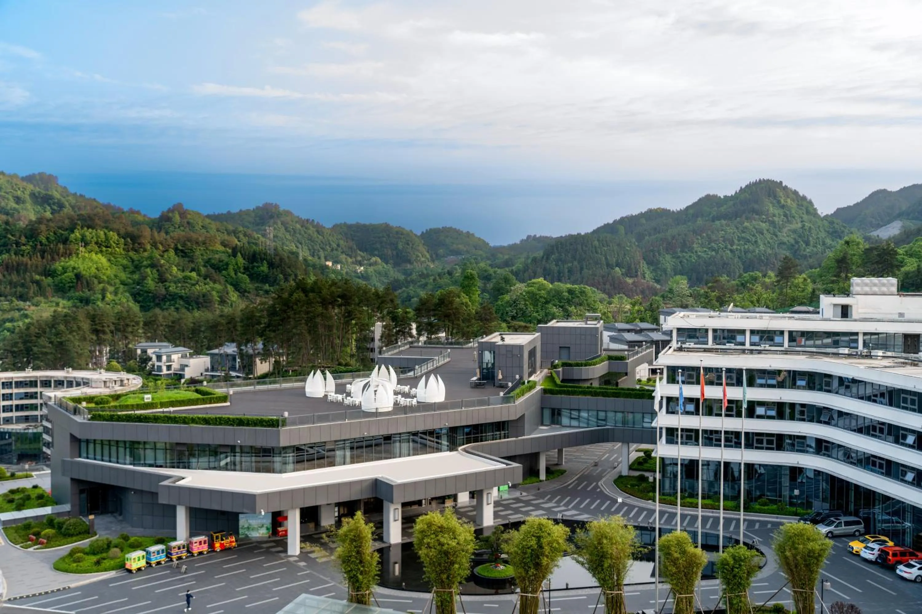 Property building in Wyndham Grand Plaza Royale Hot Springs Fenghuang