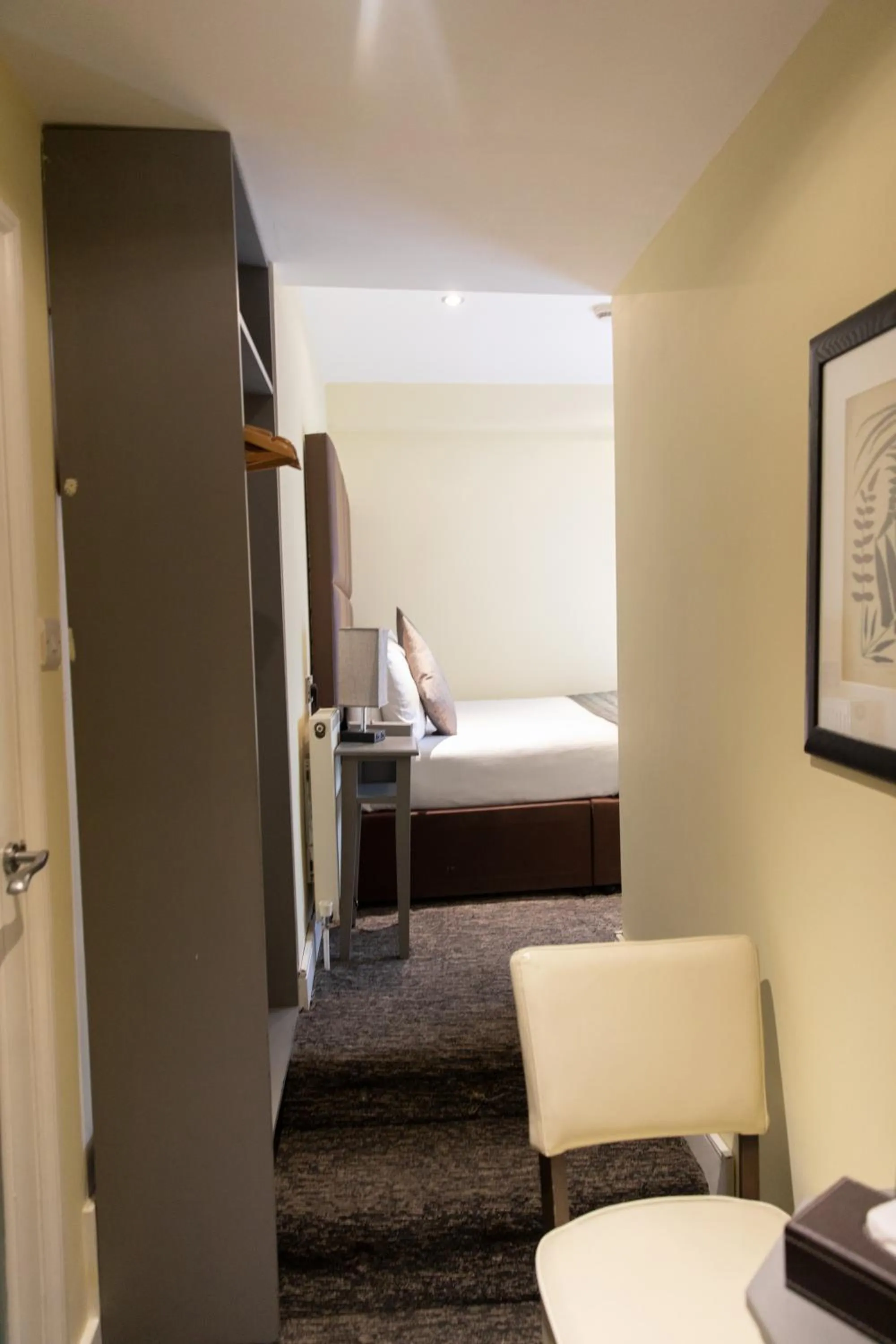 Bedroom, Bed in Duke Of Leinster Hotel