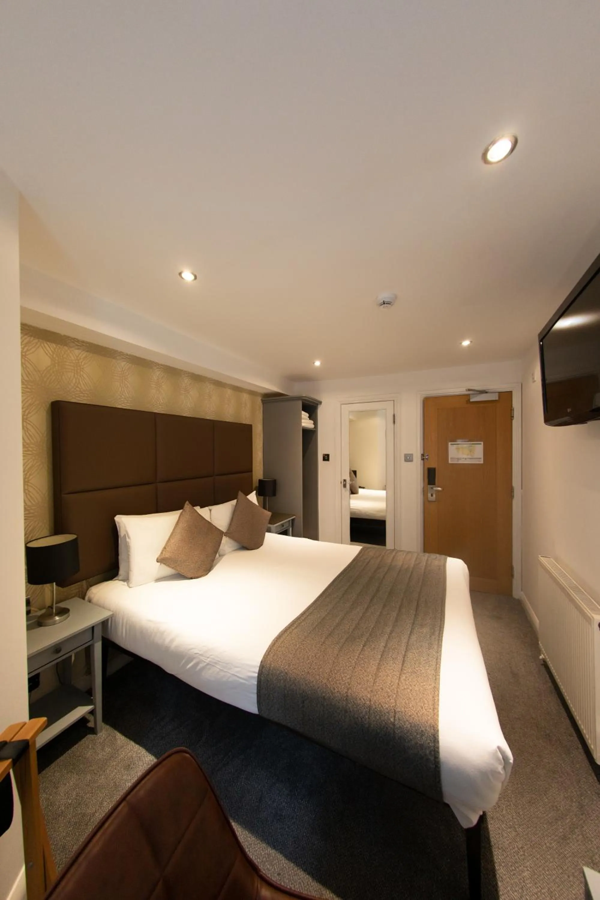 Photo of the whole room, Bed in Duke Of Leinster Hotel