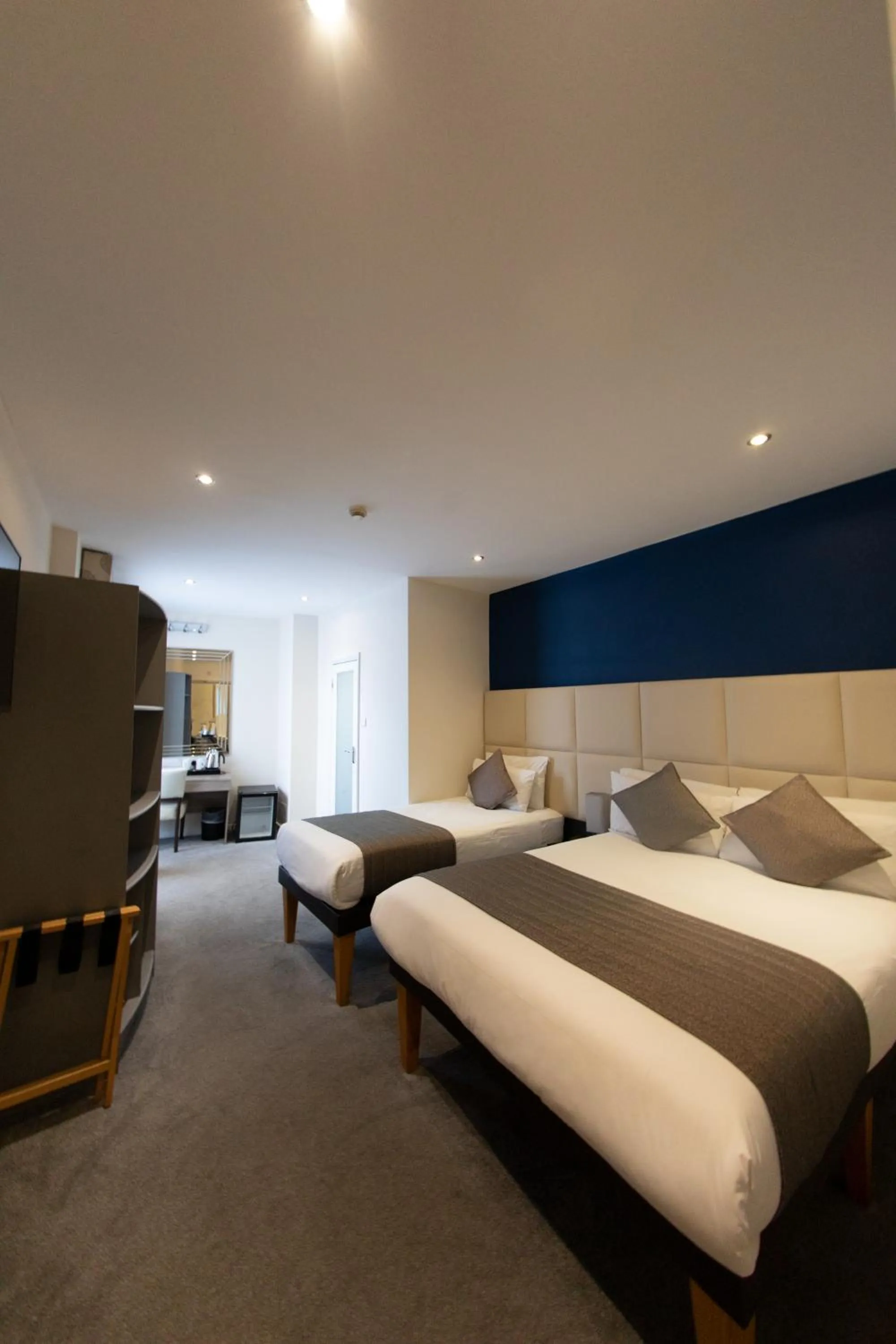 Photo of the whole room, Bed in Duke Of Leinster Hotel