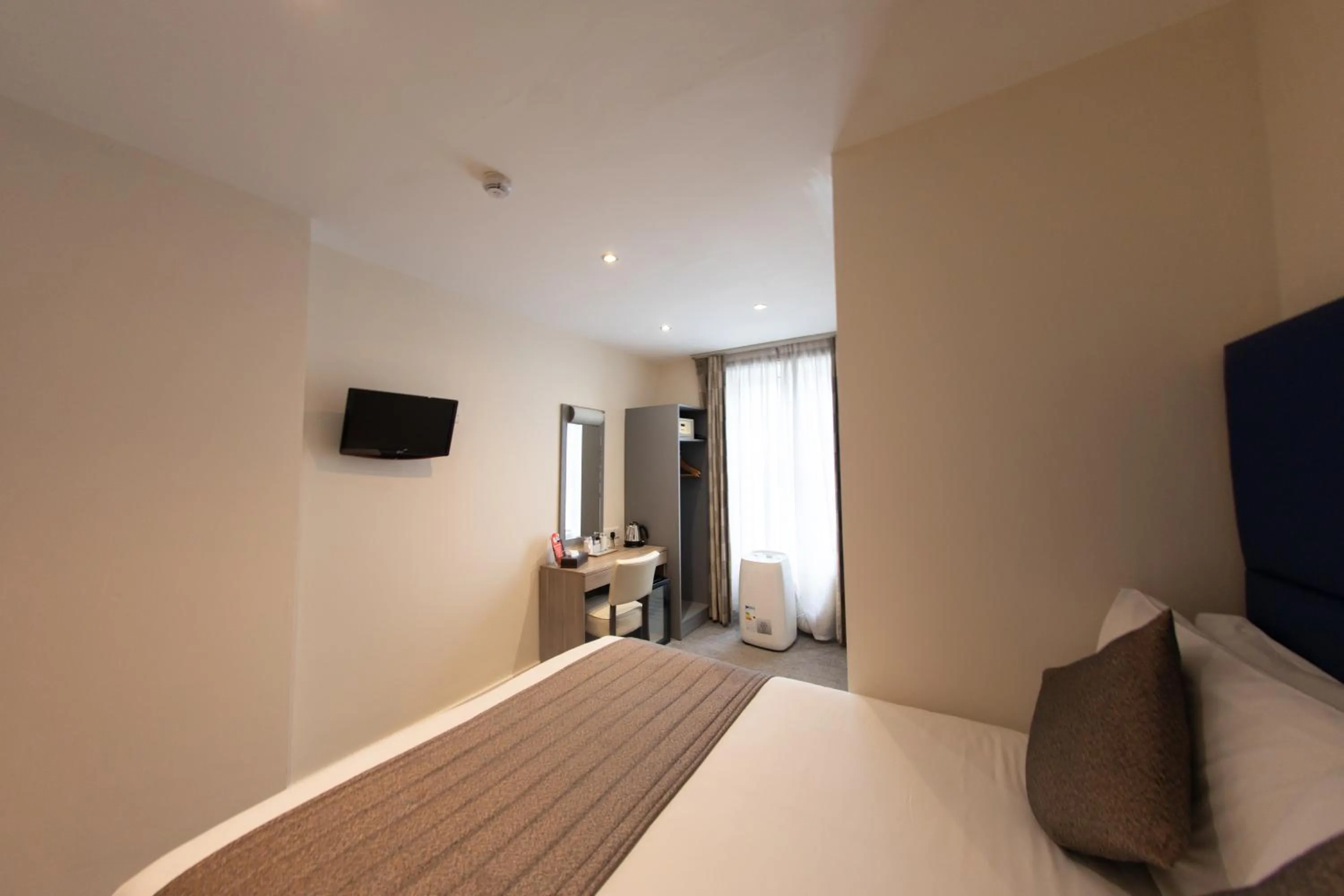 Bedroom, Bed in Duke Of Leinster Hotel