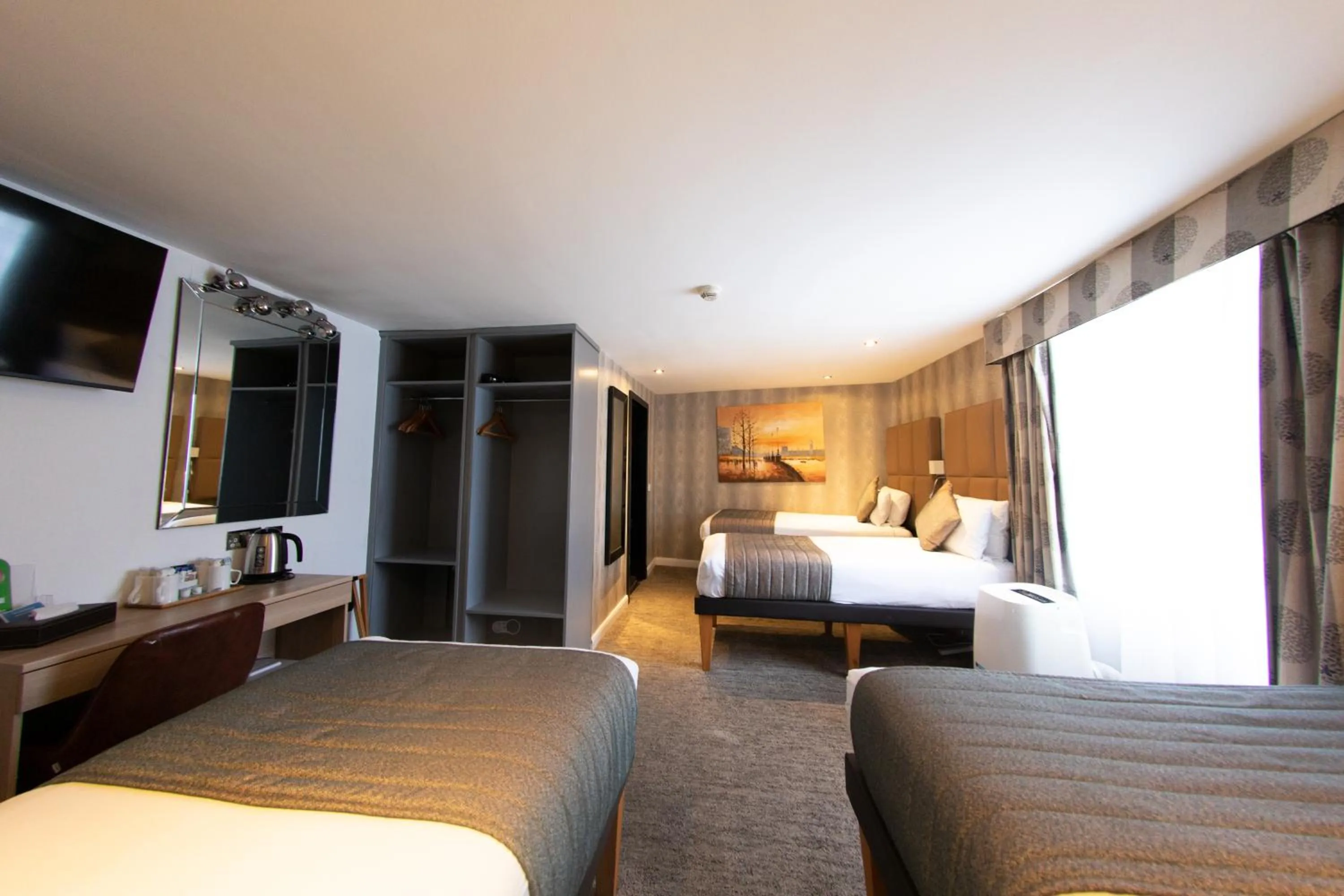 Photo of the whole room, Bed in Duke Of Leinster Hotel