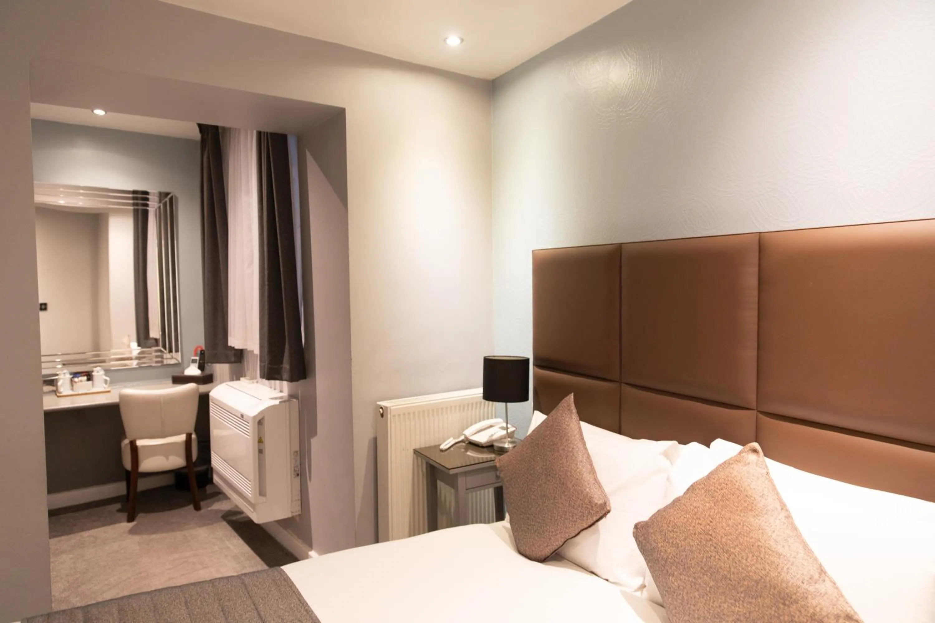 Bedroom, Bed in Duke Of Leinster Hotel