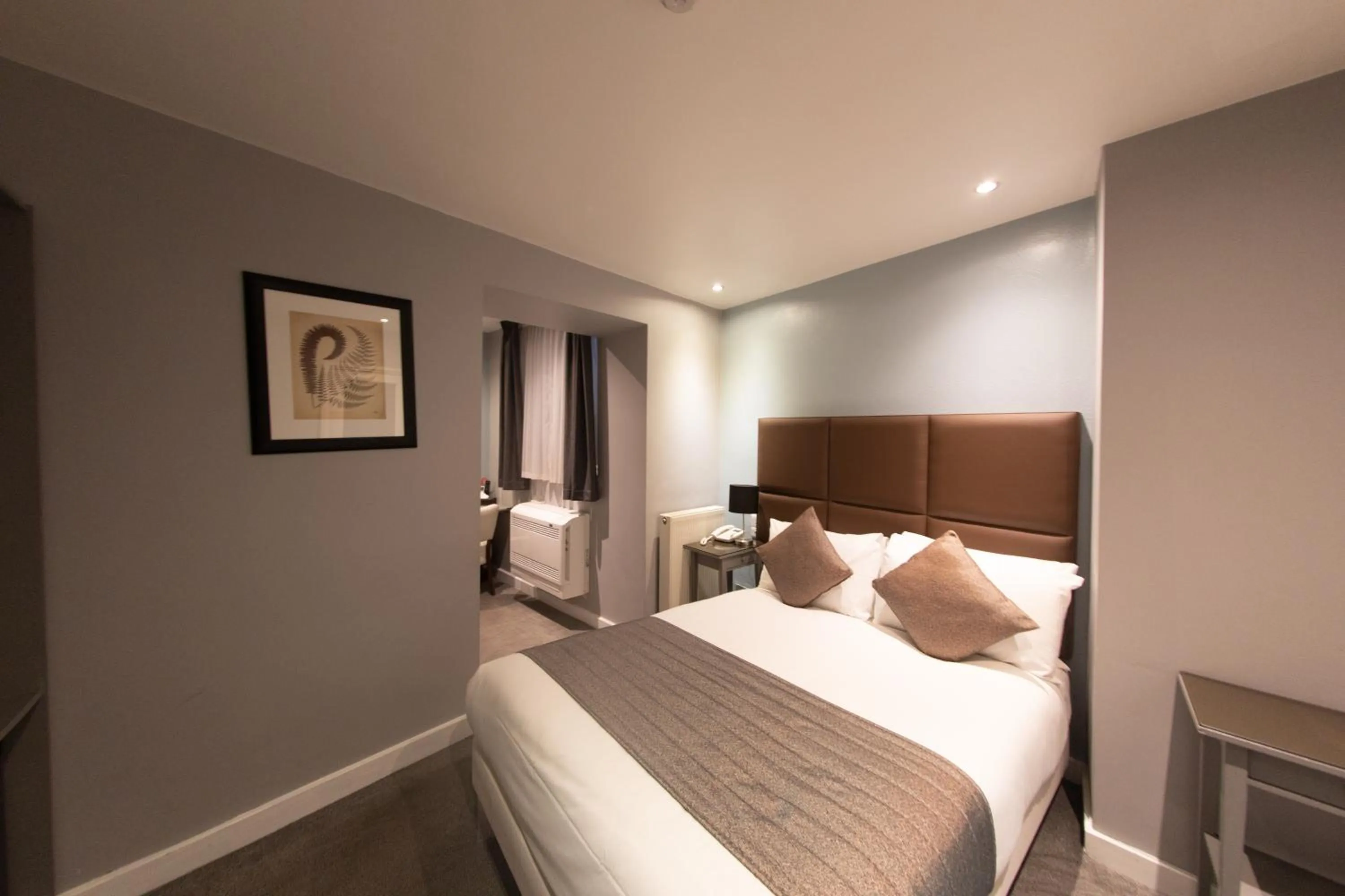 Photo of the whole room, Bed in Duke Of Leinster Hotel