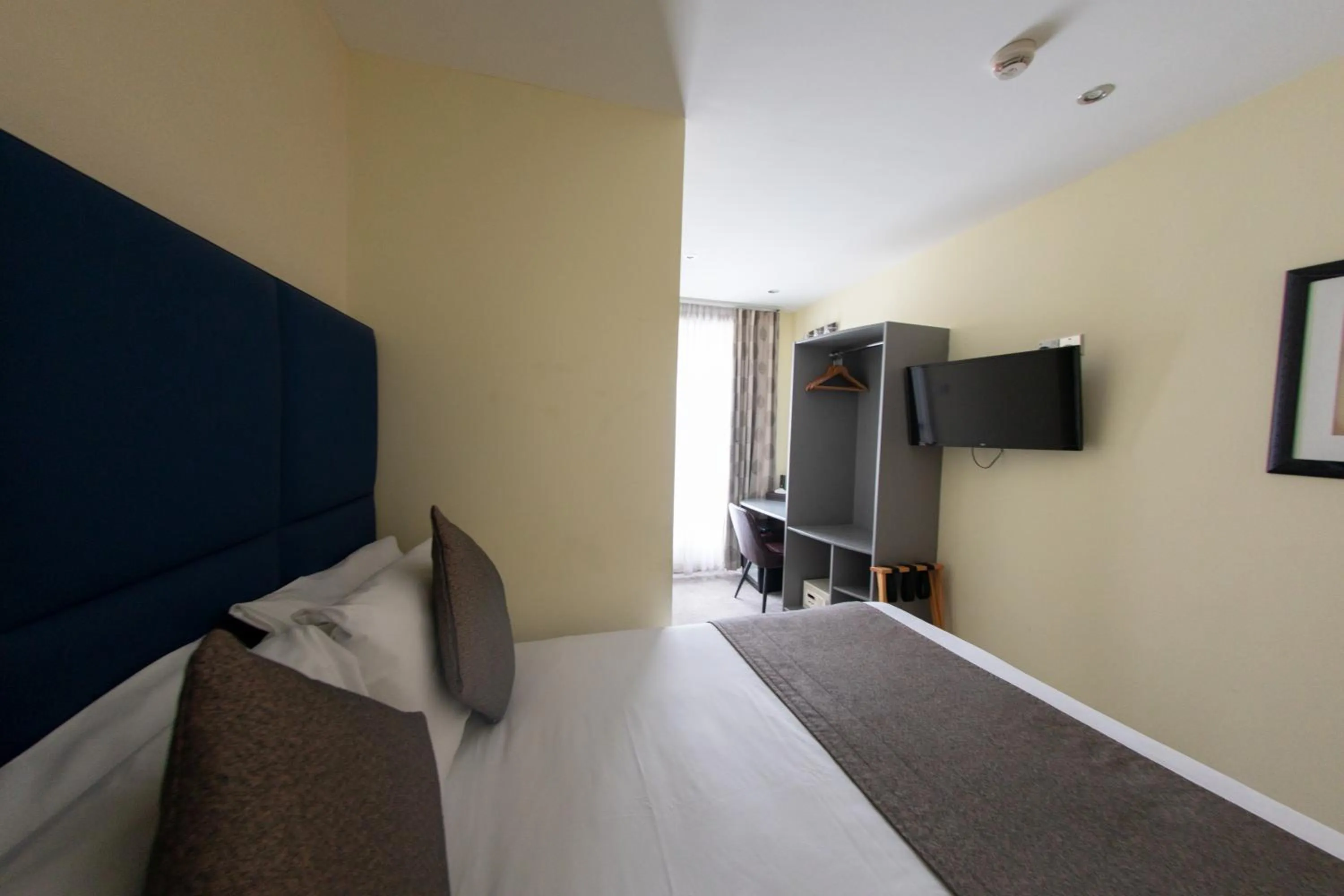 Bedroom, Bed in Duke Of Leinster Hotel