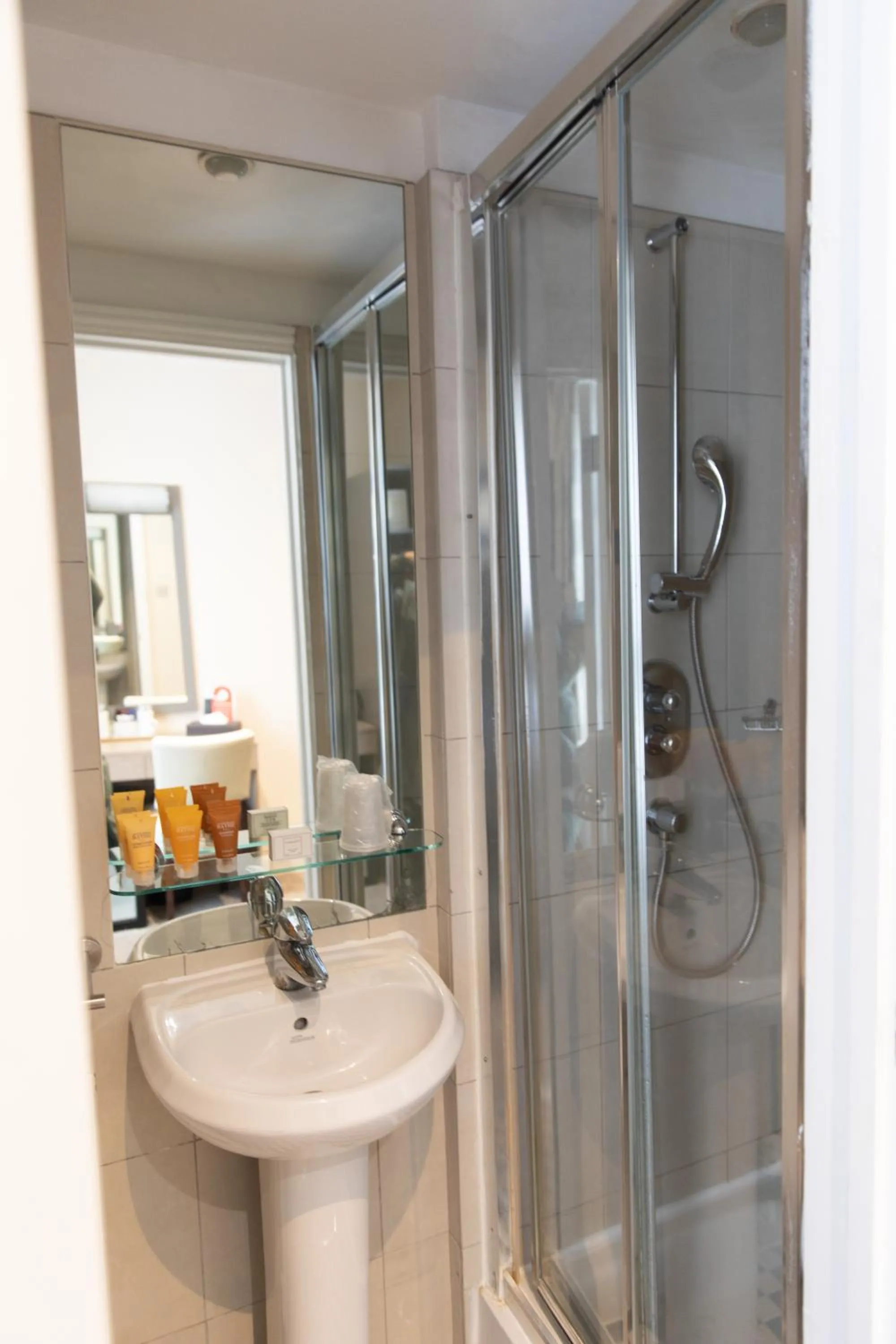 Shower in Duke Of Leinster Hotel