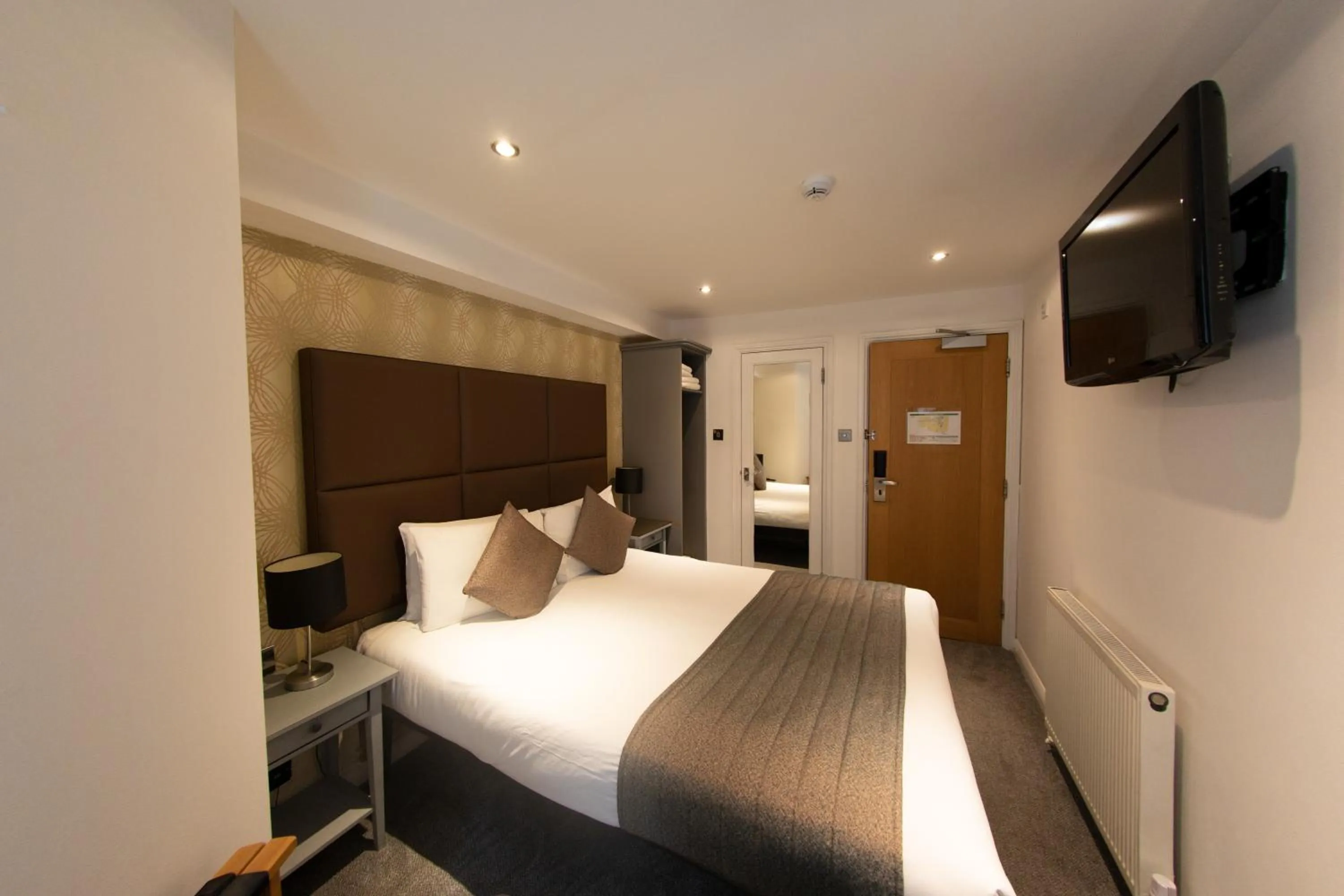 Photo of the whole room, Bed in Duke Of Leinster Hotel