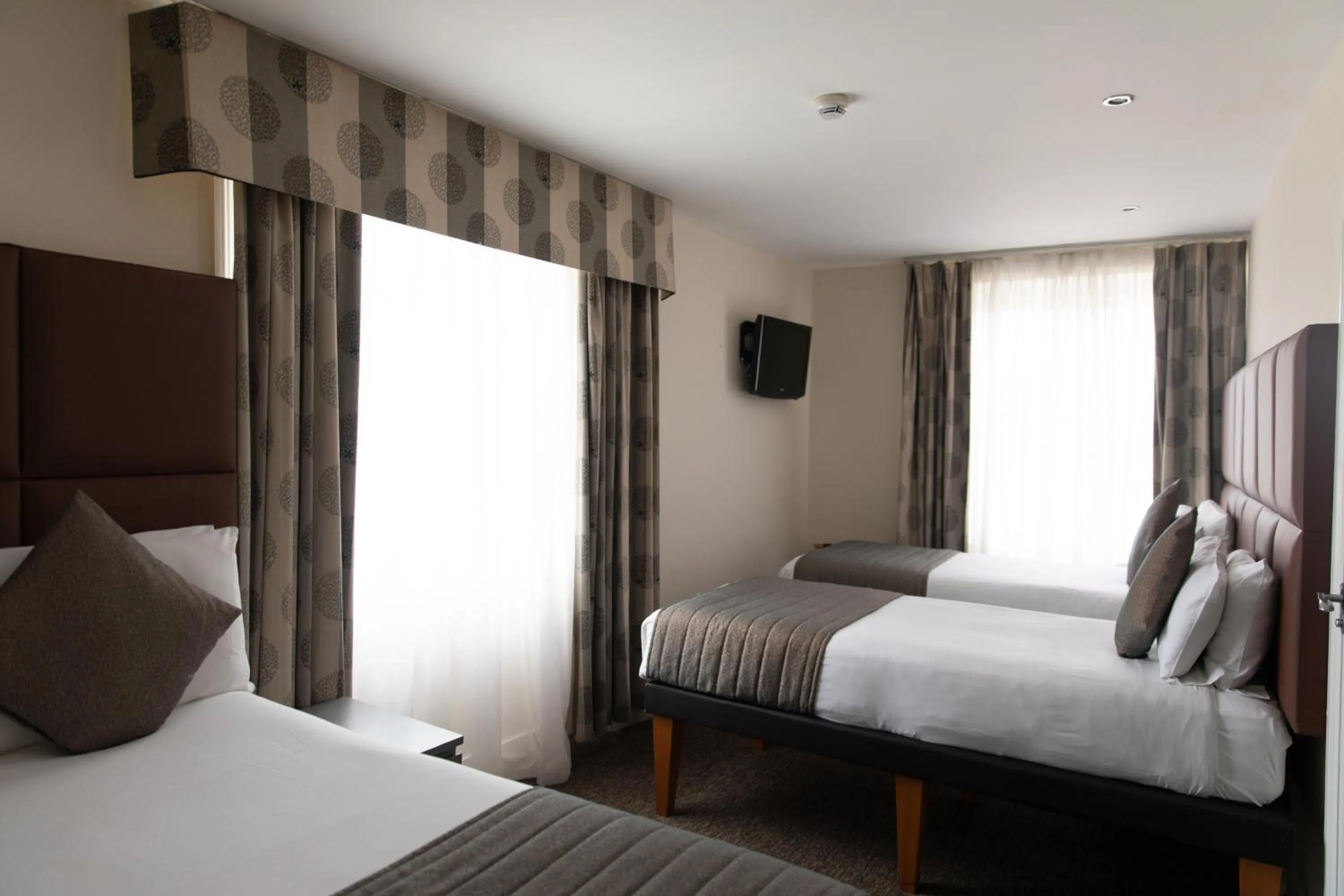 Photo of the whole room, Bed in Duke Of Leinster Hotel