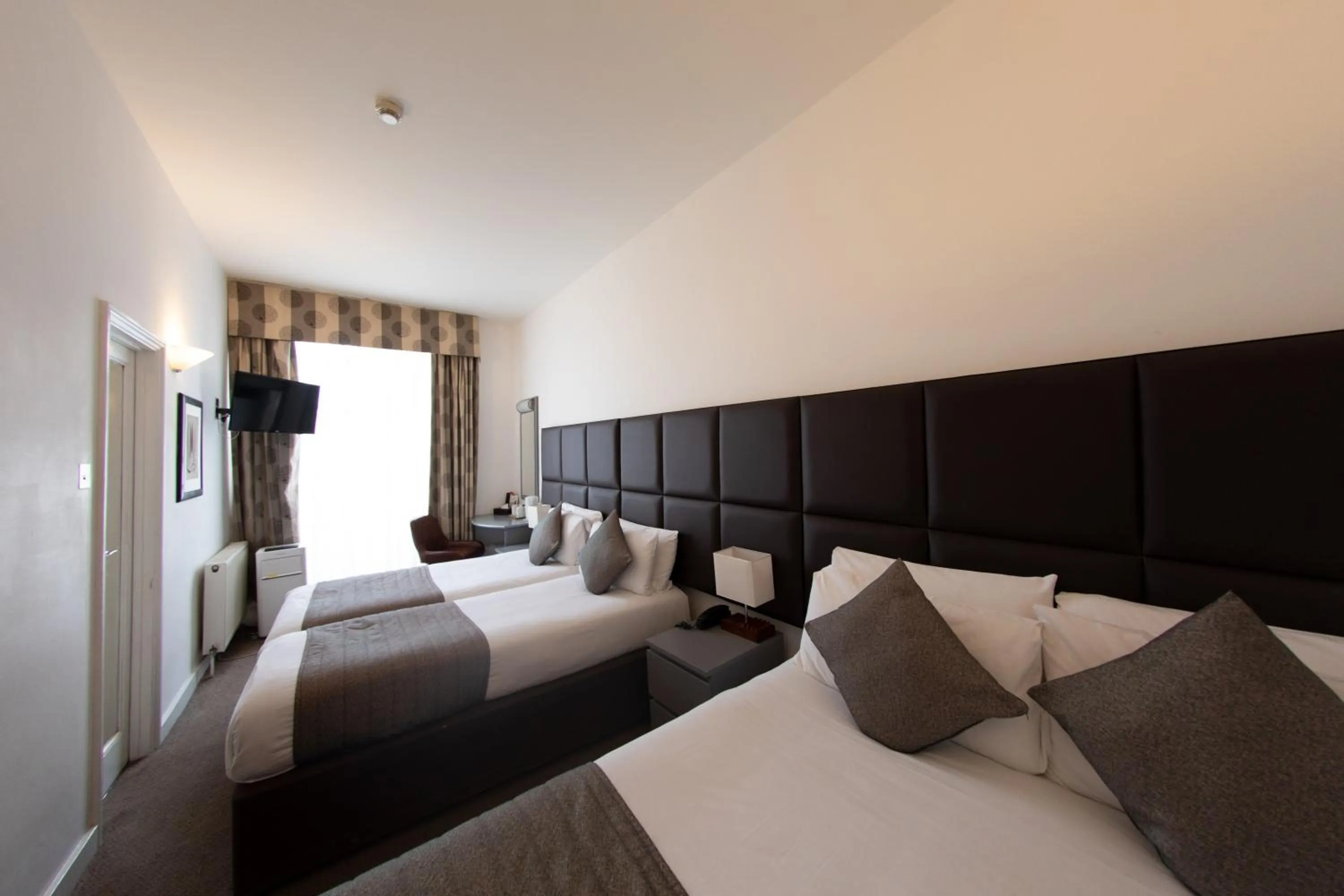 Photo of the whole room, Bed in Duke Of Leinster Hotel