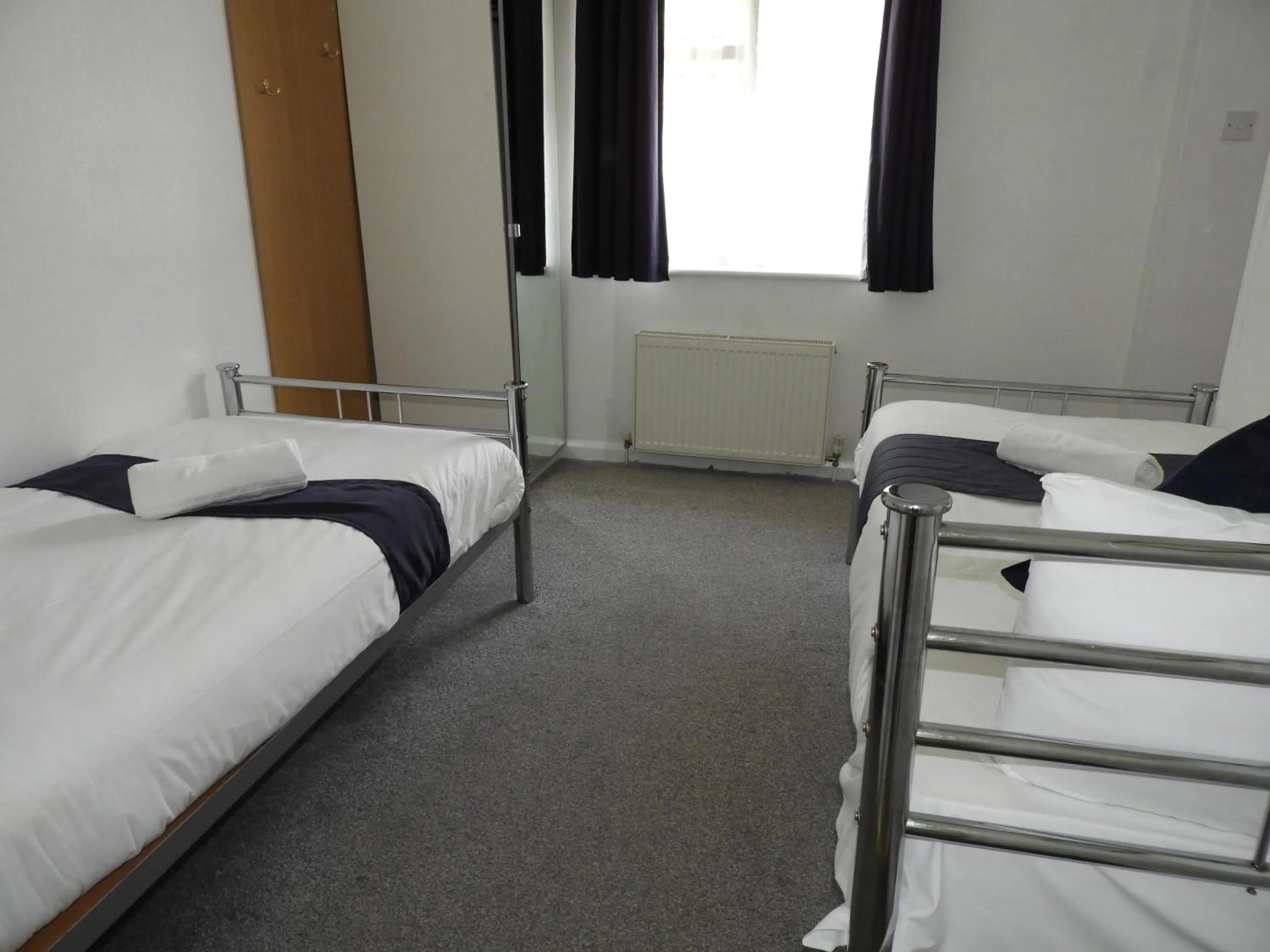 Bed in All Seasons Gatwick Guest House & Parking