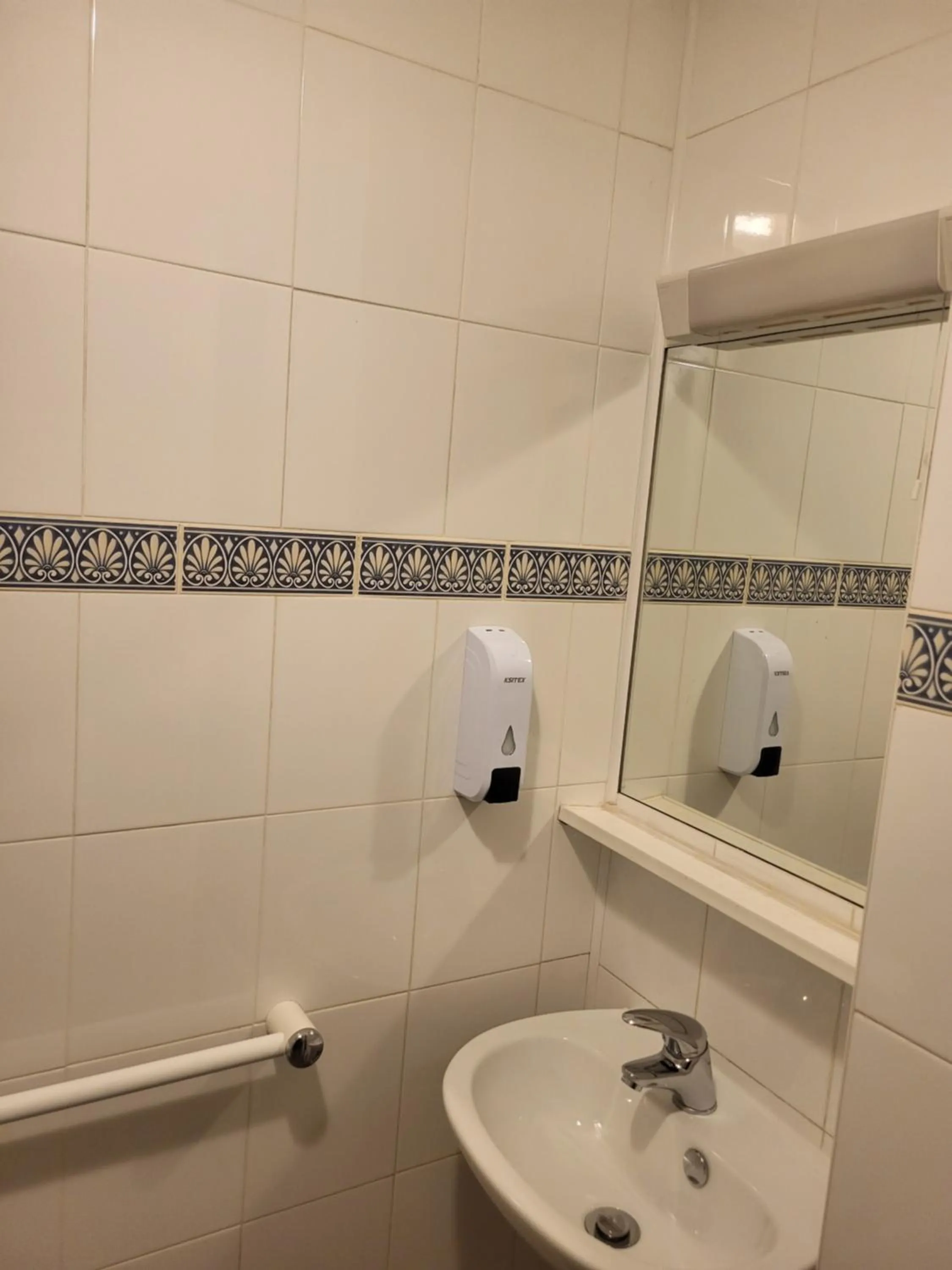 Bathroom in All Seasons Gatwick Guest House & Parking