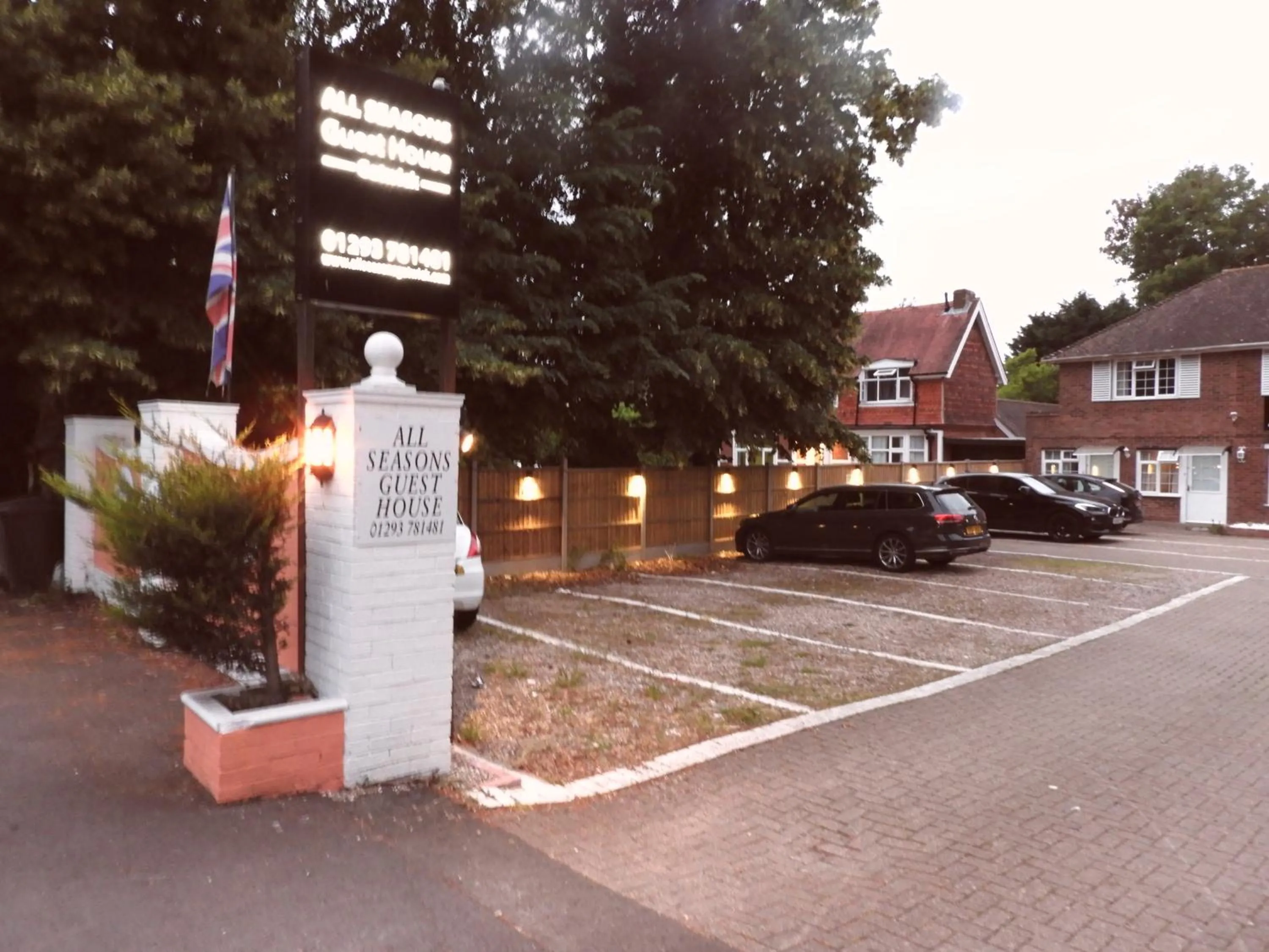 Spring in All Seasons Gatwick Guest House & Parking