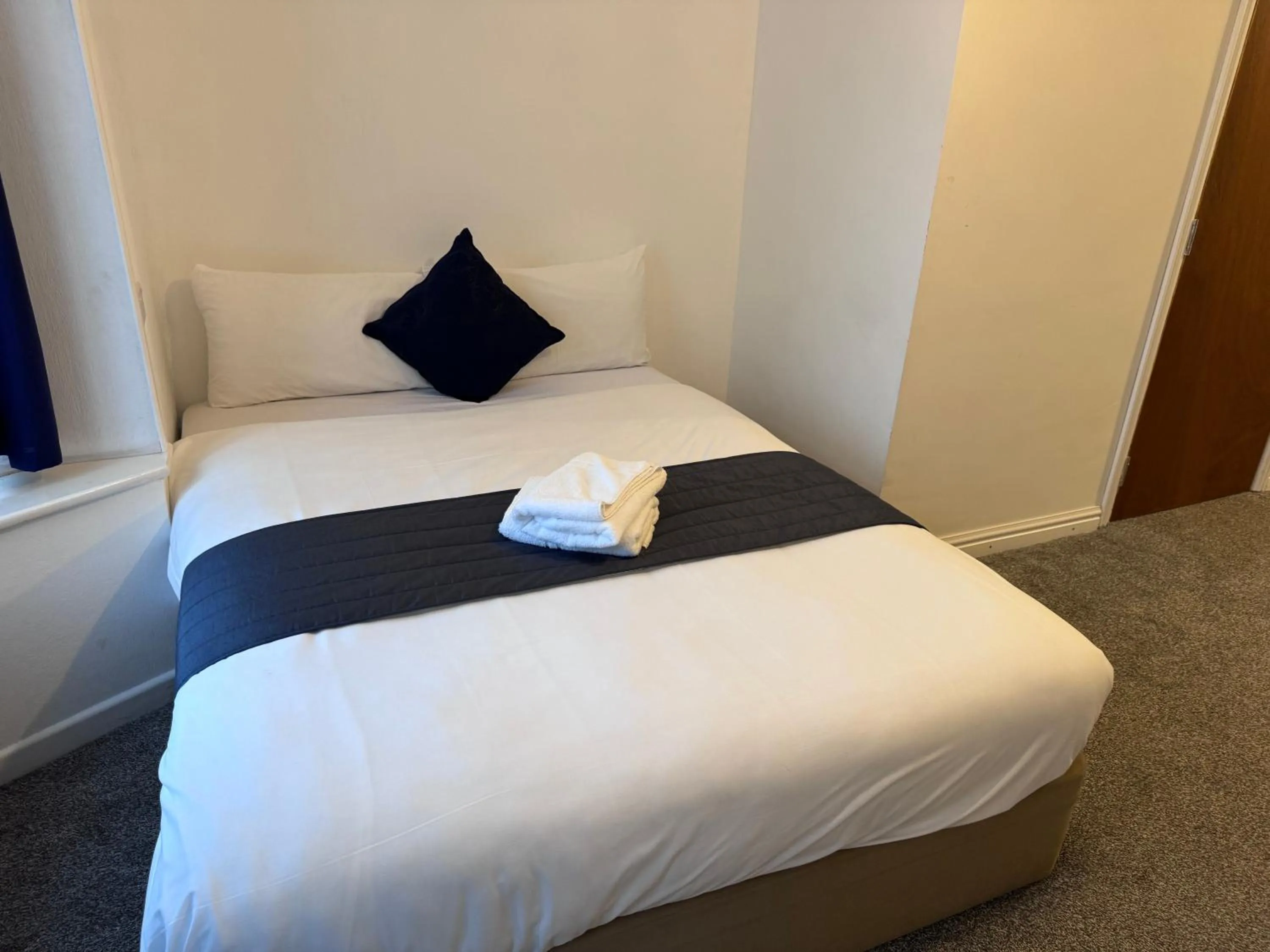 Bed in All Seasons Gatwick Guest House & Parking