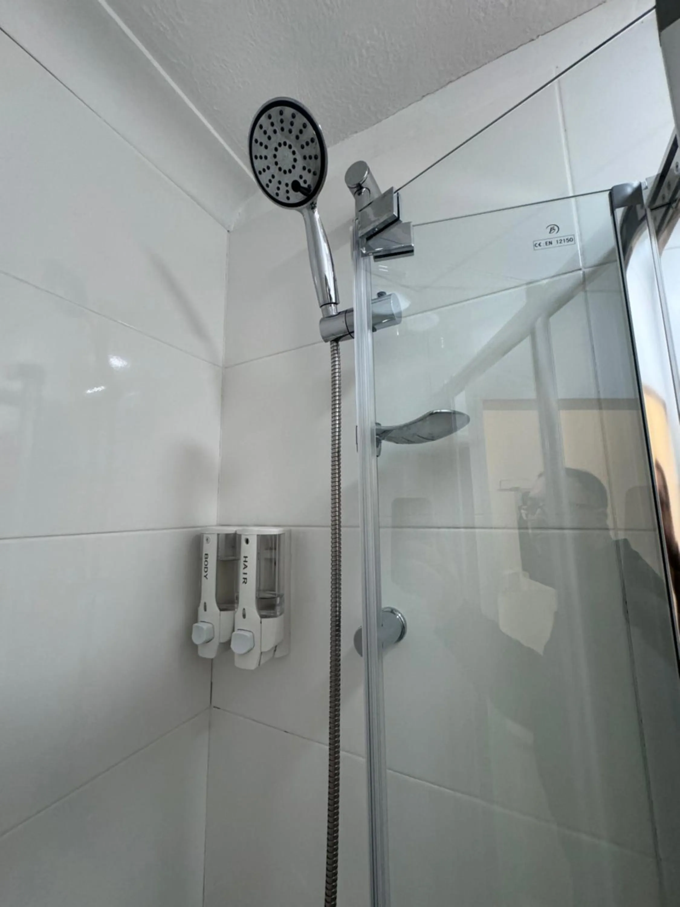 Shower in All Seasons Gatwick Guest House & Parking