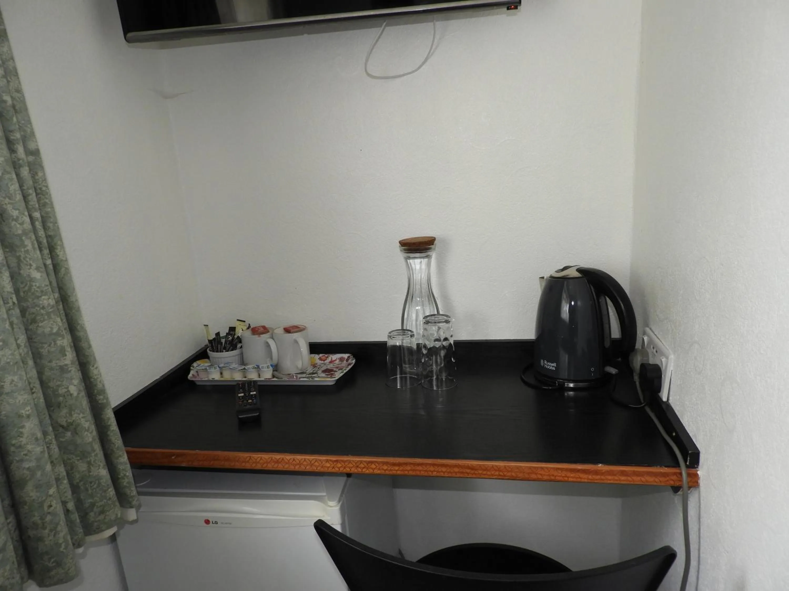 Coffee/tea facilities in All Seasons Gatwick Guest House & Parking